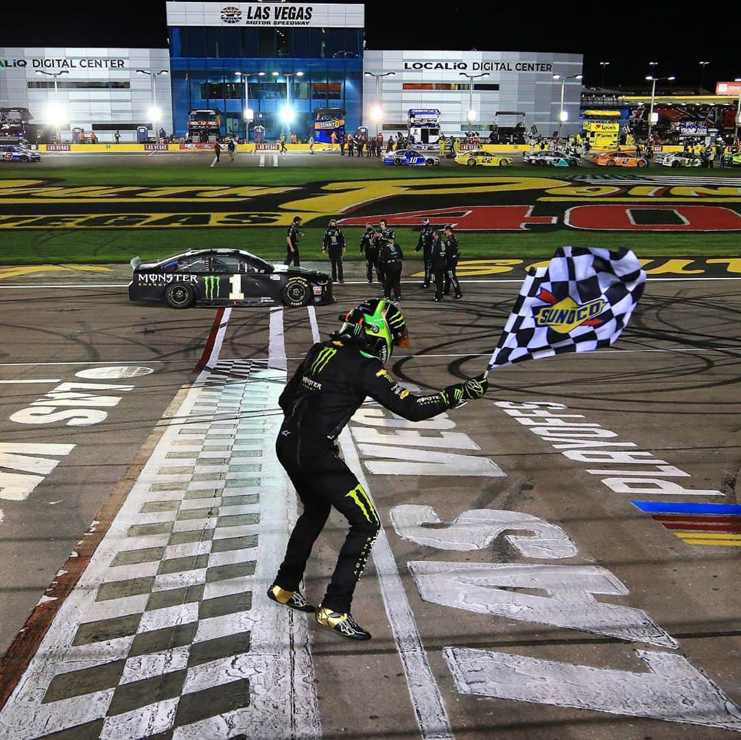 モンスターエナジーさんのインスタグラム写真 - (モンスターエナジーInstagram)「@kurtbusch waves the @nascar flag of VICTORY 🏁 as he takes the hometown win at @lvmotorspeedway & locks in his spot in the #NASCARPlayoffs round of 8! #NASCAR #LasVegas #MonsterEnergy」9月28日 12時34分 - monsterenergy
