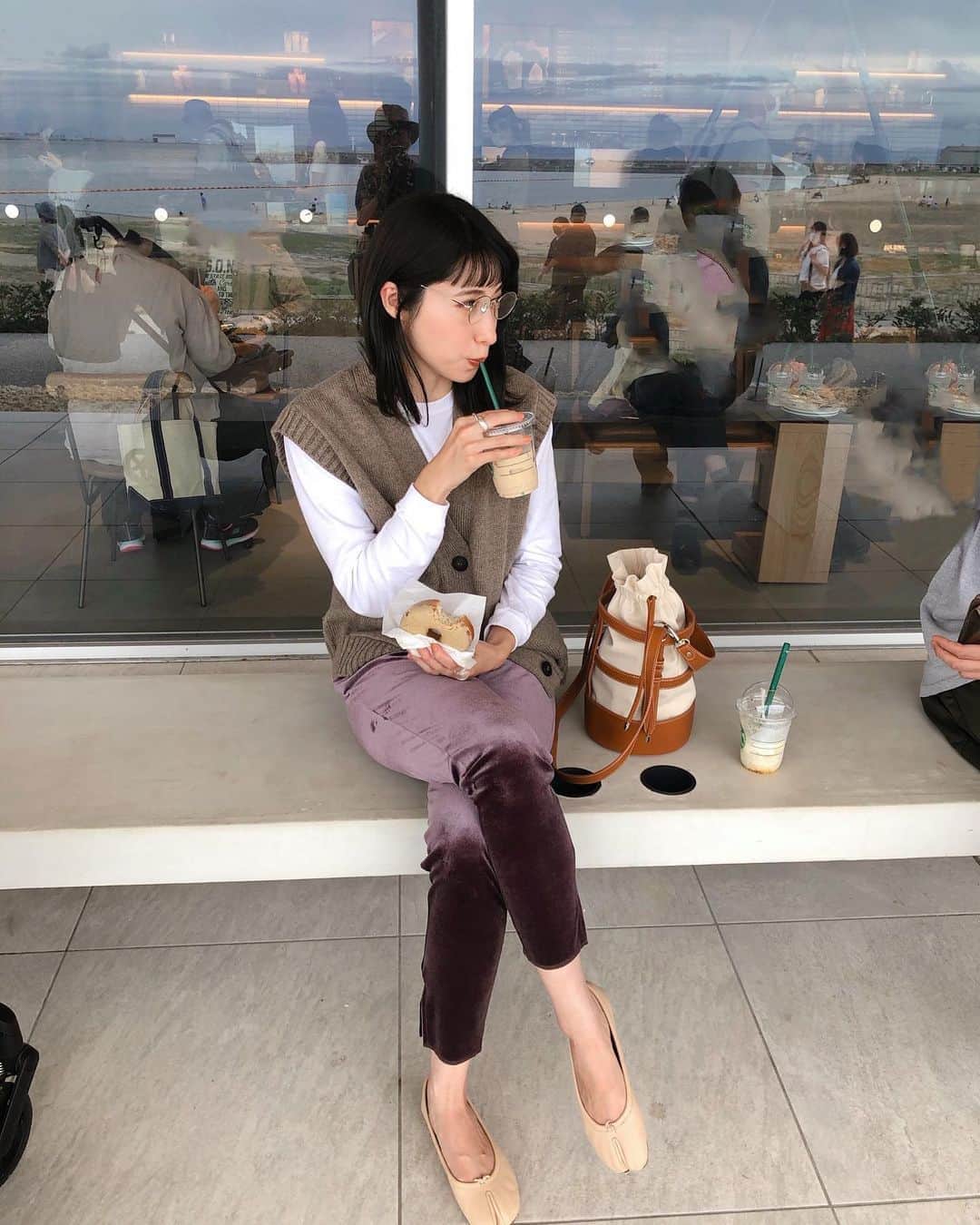 のインスタグラム：「週末はお出かけ🚗💨 ずっと気になってた場所へ、、🤍 すっかり秋の空気で装いも 秋服にシフトチェンジ🍂 @mamu_online のベロアパンツがポイント✔︎ . . #muuootd #mamu#mamu_online  #rich88rich88 #泉南ロングパーク」
