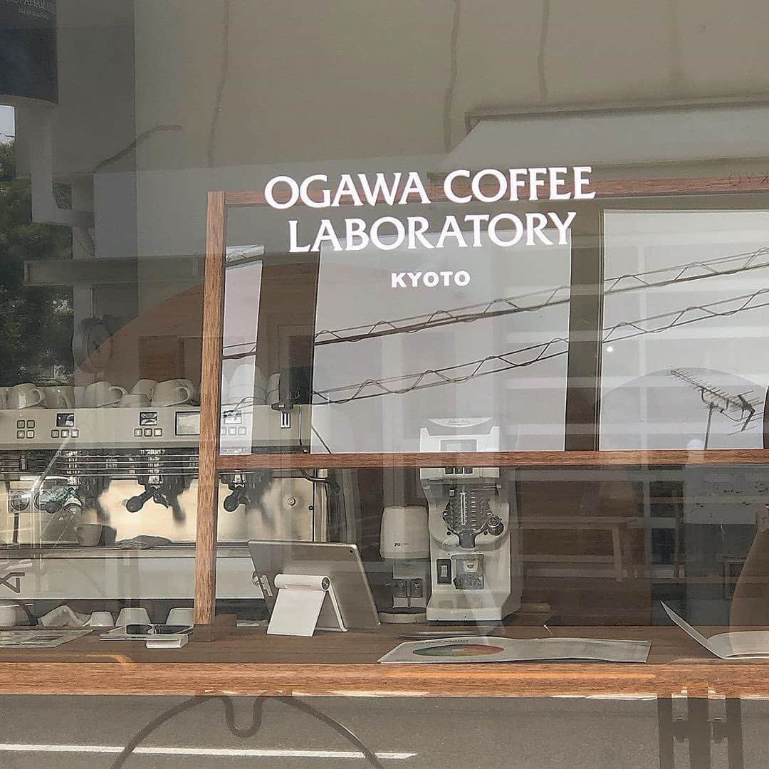 isutaさんのインスタグラム写真 - (isutaInstagram)「京都発、本格派コーヒーショップ♡﻿ ﻿ ﻿ 東京・桜新町にある「OGAWA COFFEE LABORATORY（オガワコーヒー ラボラトリー）」は、2020年8月にオープンした新しいお店。﻿ ﻿ ﻿ こちらは、京都を中心に展開する「小川珈琲」のフラッグシップ店なんです。﻿ ﻿ ﻿ 営業時間は7:00から22:00で、各時間帯にあわせたメニューが用意されています。﻿ ﻿ ﻿ モーニング、ランチ、ディナーと一日のさまざまな場面で利用できるのが嬉しいですよね♡﻿ ﻿ ﻿ モーニングの人気メニュー「山食パンの炭焼きバタートースト」は、これを食べにやってくる人も多い一品なんだとか。﻿ ﻿ ﻿ 池尻大橋の人気店「TOLO PAN TOKYO」のパンを使っていて、ふわふわの食感が楽しめるんだそう◎﻿ ﻿ ﻿ また、「Bright Sense」という名のシェイカーで作る新感覚コーヒードリンクも話題です。﻿ ﻿ ﻿ ソーサー型シャンパングラスで提供されるこちらのコーヒーは、白と黒の対比が美しく、その見た目にうっとりしてしまいますよね…♡﻿ ﻿ ﻿ 京都スタイルのおもてなしとおいしいコーヒーが堪能できる「OGAWA COFFEE LABORATORY」。﻿ ﻿ ﻿ 気になる方はぜひチェックしてみてください♩﻿ ﻿ ﻿ 【OGAWA COFFEE LABORATORY】﻿ 住所：東京都世田谷区新町3-23-8 1F﻿ 営業時間：7:00～22:00﻿ 定休日：無休﻿ ﻿ ﻿ photo by﻿ @kanasanpo_1106﻿ @425jmn﻿ @aoewd_nail_kana﻿ @miho_jiyu﻿ ﻿ ﻿ #isuta #イスタ #isutapic﻿ #isutacafe #カフェ巡り #おしゃれカフェ﻿ #カフェスタグラム #モーニング #コーヒー ﻿ #ランチ #cafestagram #カフェ ﻿ #カフェ好き#お洒落な人と繋がりたい﻿ #カフェ好きな人と繋がりたい﻿ #ogawacoffee#ogawacoffeelaboratory﻿ #coffee #signaturedrinks #小川珈琲 ﻿ #小川珈琲ラボラトリー #桜新町カフェ #渋谷カフェ ﻿ #田園都市線カフェ #東京カフェ #東京 #新桜町」9月28日 12時48分 - isuta_jp