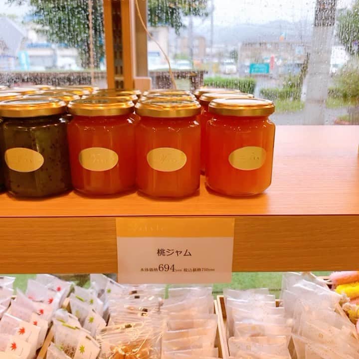 箕面 マカロン ワイスタイルのインスタグラム：「ワイスタイル 手作りのジャム😌💕  桃、キウイ、イチジク、ブルーベリー…  まるごと桃パイ、いちじくロール、ブルーベリータルト… 今年の夏の集大成をジャムにぎゅっ…と!!!!! 凝縮しました💕 3個入りの専用箱もございますのでギフトにもオススメです☺️  パンに塗るのも良し、ヨーグルトと混ぜて食べるのも良し、 またワイスタイル のシフォンケーキと一緒に食べるのも良し💕💕 食べ方いろいろでお楽しみいただけます！！  是非一度ジャムコーナーをご覧ください💕  #パティスリーワイスタイル  #箕面 #ケーキ屋 #ジャム」