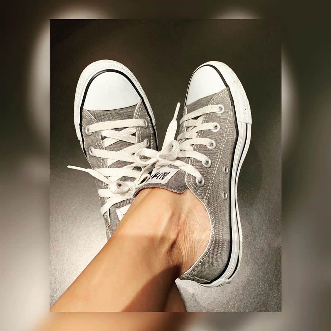 中澤裕子のインスタグラム：「👟👟  今週も始まり。 スタートはトレーニングから。 サボり出すと とことんサボる。 決めたら とことんやる。 分かりやすい性格☺️  さ、スーパーに行こう。  #shoesシリーズ sneaker #converse」