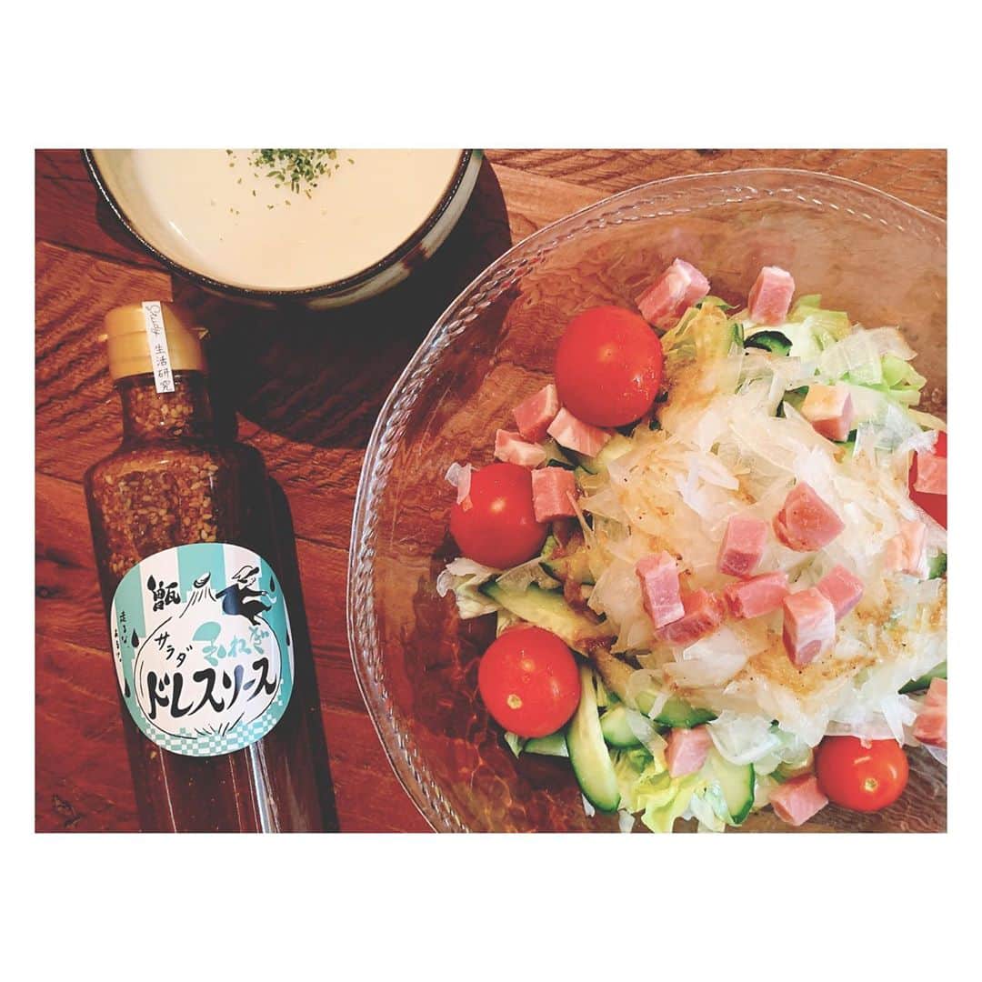 庄村奈津美のインスタグラム：「🧅 #グルメな我が家の食卓 #勝手に723のグルメ通信 ・ ・ 甑島生まれの#玉ねぎドレスソース  数年前、甑島を訪れたときに出合い 以来、毎年買っているもの🥗😋 （いつも薩摩川内市まで行って購入しているほどww） #この日は玉ねぎづくしの夕ご飯 #ソースにサラダにポタージュに ・ ・ そうそう☝️ ドレスソースを買いに薩摩川内まで行った時。 北上する途中に、 いちき串木野市の蘭蘭でまぐろラーメンを食べ、 （あと、焼きギョウザも🥟） 南下する時には、日置市の#パーチェ で ジェラートタイム⏰😝 ↑ 以前、同期でMBCアナウンサーの岩崎くんの radioを聴いて食べたくなり📻 紹介していた「黒ごま」を 迷いなくチョイスしました🌟 ・ 安定のおいしさ🐄🤎 岩崎くん、ナイスな情報ありがと👍 @iwasakikoji0326  #日曜日の昼下がり #たまにリスナーになってます #あなたの笑い声は世界を救う  #ドライブがより楽しくなるゼ 🤣 ・ グルメな1日。 身も心も充電満タン🔋🔌🤩 ・ ・ #我が家の食事は玉ねぎ率高し #ポタージュは夫が作ってくれた #夫の気まぐれ料理  #大量に作って冷凍保存 #あまりのおいしさに感動したようで 笑 #ポタージュのお店開こうかなとか言い出した #単純な発想にワロタ #お店出したらみなさんよろしくです🙇🏻‍♀️🥴 #723メシ #723メシとおっとメシ」