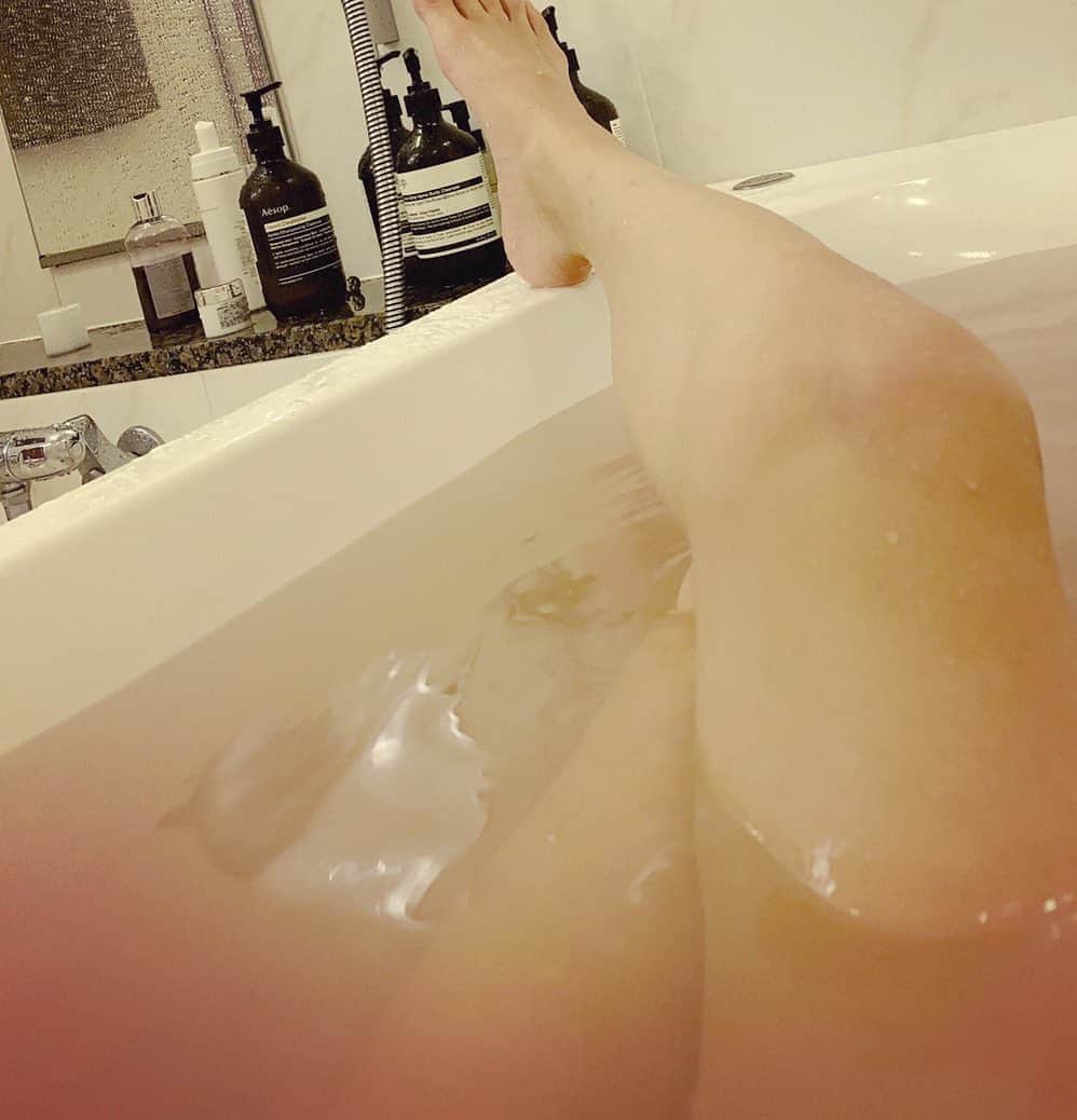 西山茉希さんのインスタグラム写真 - (西山茉希Instagram)「1にも2にもお風呂好き。 3.4も5でもお風呂好き。  #前世魚 #🐠  とにかく水中は幸せをくれます。 もうそれは変えられないのです。  #平日の独り言」9月28日 12時56分 - maki.nshiyama50
