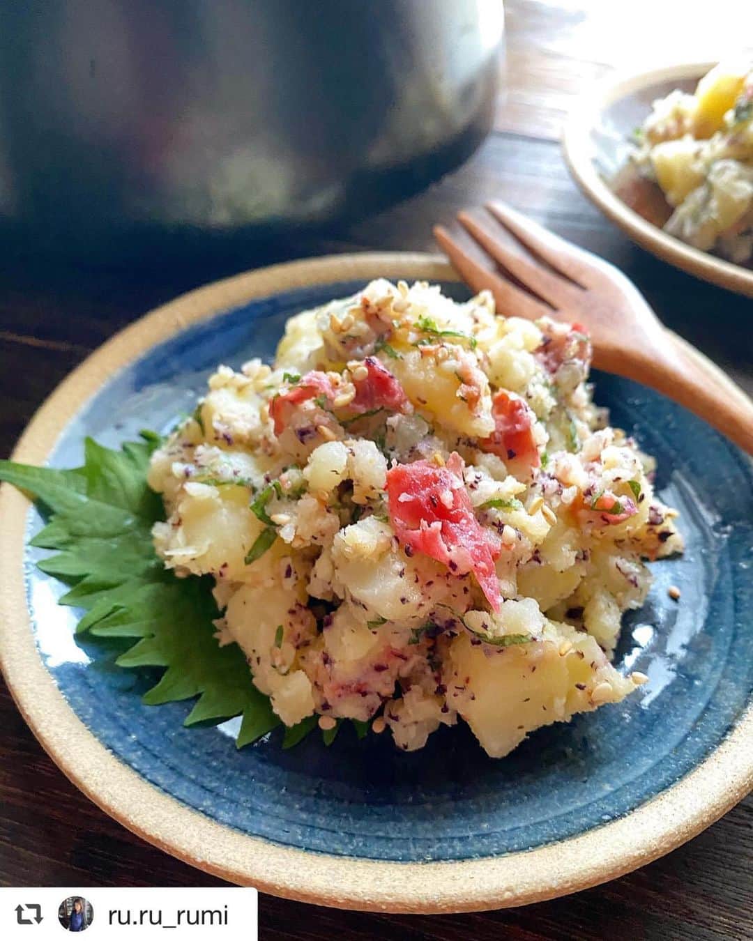 のインスタグラム：「【マカロニメイトTOPICS✍️】 身近な食材で作れる #ポテトサラダ　🥔 献立の名脇役で食卓に登場する日も多いのではないでしょうか😇？ . 今回はマカロニメイトが作るアレンジ豊富な #変わり種ポテサラ をご紹介します👩‍🍳 . ▶ 梅干しとゆかりのポテトサラダ： @ru.ru_rumi さん ▶ 鶏ひき肉と塩昆布のポテトサラダ： @asuca_kitchen さん ▶ ジェノベーゼポテサラ： @nonchi_nonki さん ▶ シャキシャキ蓮根のポテトサラダ： @rana.misumi さん ▶ 鮭の和風クリチポテサラ： @yuki.e.615 さん . ポテトサラダの味にマンネリ化してきたら、一味違うアレンジをプラスしてみてはいかがでしょうか☺✨ . ------------------------------------------------- マカロニメイト公式アカウントです。 #マカロニメイト を付けて写真を投稿すると、 macaroni記事やこのアカウントでご紹介させていただく場合がございます✨ おいしい写真をどんどん投稿し、編集部と共にmacaroniを盛り上げてくださいね🍳 ------------------------------------------------- ◆macaroni編集部の記事や動画制作に力を貸してくれる「マカロニメイト」を大募集中◆ 詳しくはプロフィールのURLをチェックしてね！ ------------------------------------------------- . #ポテサラ部#ふだんごはん#簡単ごはん#簡単おかず#今日の夕飯#てづくりごはん#晩ごはん#今日の献立#おうちごはん#今日のごはん#ご飯記録#料理記録#簡単ごはん#料理日記#ごはん日記#今日の食卓#丁寧な暮らし#日々の暮らし#豊かな暮らし#料理好きな人と繋がりたい#暮らしの記録#献立記録#手料理日記#집밥#요리스타그램」
