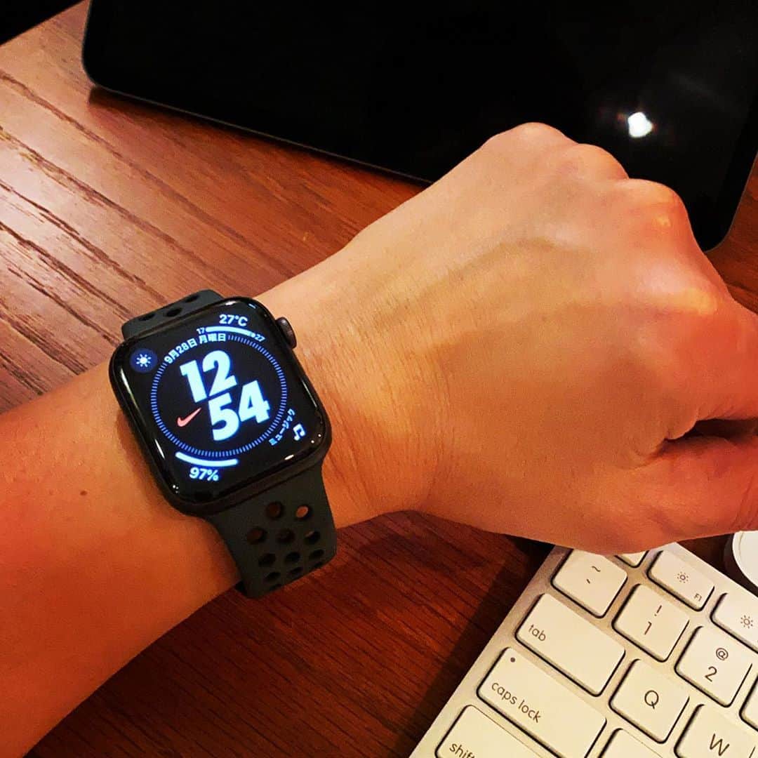浅田信一のインスタグラム：「ジョギング用 My New Gear ! (第2弾)  Apple Watchには手を出さないつもりでいたのだけれど、iPhone持たずに手ぶらでジョギングに出られるのはやっぱ便利だよね。」