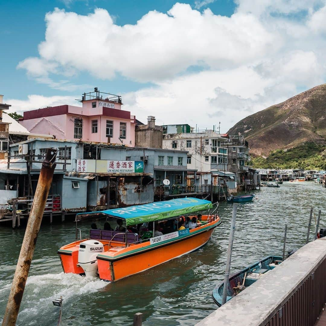 Discover Hong Kongさんのインスタグラム写真 - (Discover Hong KongInstagram)「Soaking up the rustic ambience of Tai O with a boat ride to see the stilt houses. 😎 去大澳遊船河睇棚屋，幫自己叉下電！😎 #DiscoverHongKong」9月28日 13時00分 - discoverhongkong