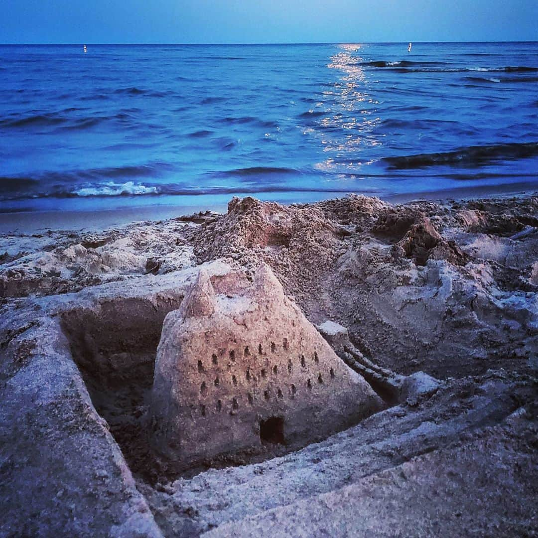 鈴木みほさんのインスタグラム写真 - (鈴木みほInstagram)「Totoro Castle🏰 トトロ城🐨🦝🐱 I was craving to make a sand castle 😍 What a therapeutic feeling after a busy week while staying indoors. 🏡 9つものオーディションを乗り越えた一週間、覚えたセリフやら何やらでパンパンの頭にささやかな癒やしを🐚 大人になってから砂のお城をガチで作るなんてまさか思ってなかったけど、心底楽しんだ😆  #sunset #sandcastle #castle #totoro #myneighbortotoro #moonlight #オーディション  #英語 #台詞 #砂のお城 #トトロ #こどもにかえる #マスク着用」9月28日 13時03分 - mihyonvision