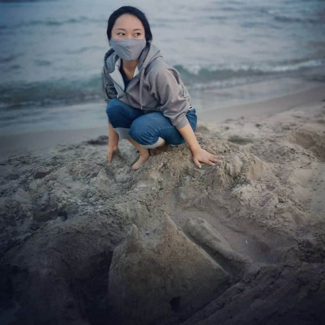 鈴木みほさんのインスタグラム写真 - (鈴木みほInstagram)「Totoro Castle🏰 トトロ城🐨🦝🐱 I was craving to make a sand castle 😍 What a therapeutic feeling after a busy week while staying indoors. 🏡 9つものオーディションを乗り越えた一週間、覚えたセリフやら何やらでパンパンの頭にささやかな癒やしを🐚 大人になってから砂のお城をガチで作るなんてまさか思ってなかったけど、心底楽しんだ😆  #sunset #sandcastle #castle #totoro #myneighbortotoro #moonlight #オーディション  #英語 #台詞 #砂のお城 #トトロ #こどもにかえる #マスク着用」9月28日 13時03分 - mihyonvision