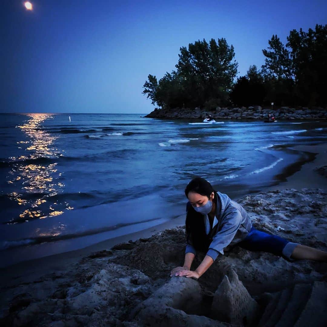 鈴木みほのインスタグラム：「Totoro Castle🏰 トトロ城🐨🦝🐱 I was craving to make a sand castle 😍 What a therapeutic feeling after a busy week while staying indoors. 🏡 9つものオーディションを乗り越えた一週間、覚えたセリフやら何やらでパンパンの頭にささやかな癒やしを🐚 大人になってから砂のお城をガチで作るなんてまさか思ってなかったけど、心底楽しんだ😆  #sunset #sandcastle #castle #totoro #myneighbortotoro #moonlight #オーディション  #英語 #台詞 #砂のお城 #トトロ #こどもにかえる #マスク着用」