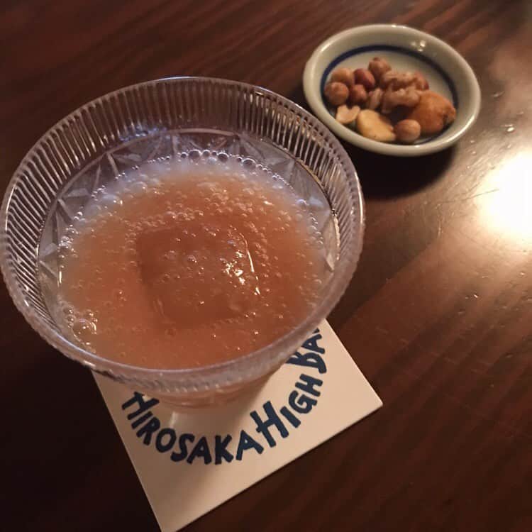 のインスタグラム：「《思い出の味》にぜひ◎  誰と行くか、どこにいくか 偶然入ったお店、 ずっと行きたかったお店 色んなことが重なって 出会えるものがあり それが旅の醍醐味  金沢に来たらぜひ 行ってほしいお店”広坂ハイボール” ステキなマスターがつくる 季節のフルーツを使った カクテルやパフェがお気に入りです。 もちろん名前の通り ハイボールも絶品です☺️  #travel #happy #fun #smile #beautiful #cafe #kanazawa #hotel #hotelpacifickanazawa #coffee #weekend #旅行 #女子旅 #一人旅 #カフェ #金沢旅行 #ひがし茶屋街 #21世紀美術館 #兼六園 #近江町市場 #金沢 #ホテルパシフィック金沢 #週末 #haveaniceweekend #gotoトラベル #金沢グルメ#金沢バー #広坂ハイボール」