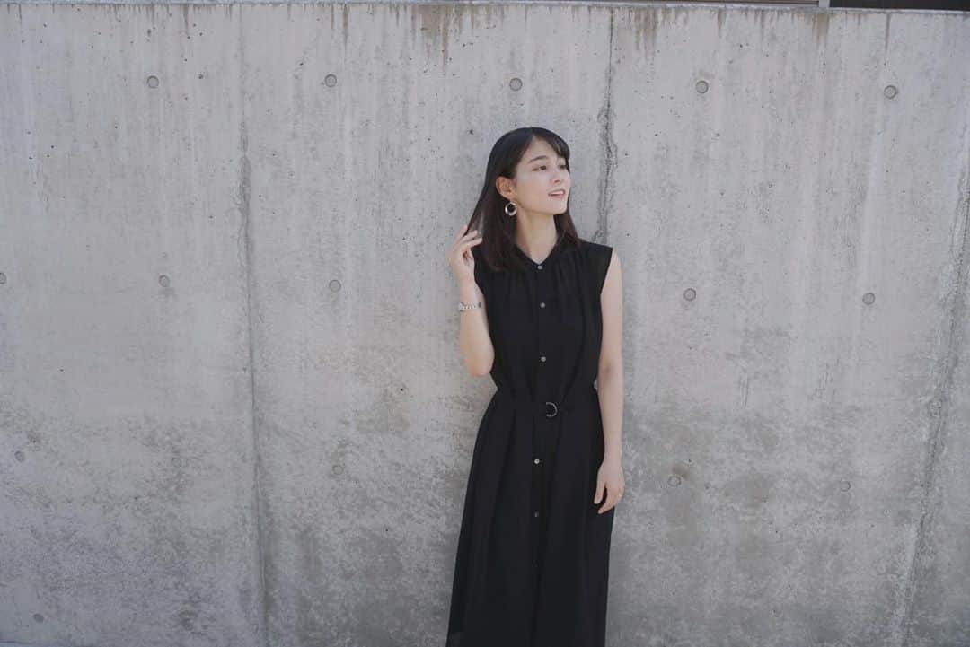 中原みなみのインスタグラム：「. 今日はカラッと晴れたので 何日かぶりにノースリーブを着ました！👗ですが夜は肌寒くなりそうなのでカーディガンを持ち歩いています🚶💭  みなさんも体調管理にはお気をつけください😌  #ノースリーブ#ノースリーブワンピース#黒ワンピース #黒ワンピ#fashion #fashiongram #Instagram#instagood #instalike」