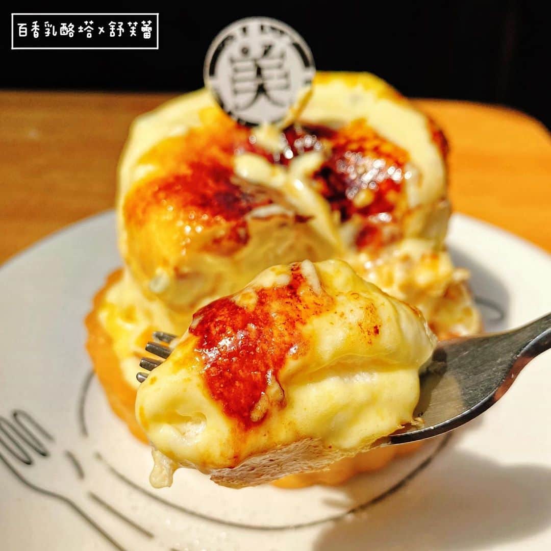 4foodie, for foodieさんのインスタグラム写真 - (4foodie, for foodieInstagram)「📍Taipei, Taiwan 美好年代 / 以下菜色及價位 400次泰奶舒芙蕾 $220 美味程度：🌕🌕🌕🌕🌑 💡補充💡超紅的400次泰奶舒芙蕾🧡搭配顆顆Q彈の珍珠🤤🤤🤤整體蠻甜的，但舒芙蕾鬆餅紮實鬆軟🥞 百香乳酪塔x舒芙蕾 $280 美味程度：🌕🌕🌕🌕🌗 💡補充💡 美好年代自製手工塔皮搭配百香果卡士達、炙燒百香果乳酪，整體酸甜有味！百香果香氣濃郁٩(˃̶͈̀௰˂̶͈́)و舒芙蕾醬不會太甜，搭配塔皮👍🏻一口接一口！ 燒番麥燉飯 $280 美味程度：🌕🌕🌕🌕🌑 💡補充💡搭配一整支烤玉米🌽玉米香味濃郁，燉飯裡有玉米、節瓜、蕃茄與奶油，料多豐富！ 雞肉馬鈴薯義大利麵 $260 美味程度：🌕🌕🌕🌕🌑 💡補充💡上面一坨一絲絲的是炸過的馬鈴薯絲🥔搭配奶油義大利麵與雞肉丁，層次感十足🍝 整體 環境衛生：🌕🌕🌕🌕🌑 服務態度：🌕🌕🌕🌕🌑 再訪意願：🌕🌕🌕🌕🌑 🗺台北市大安區大安路一段52巷23號 🚇捷運忠孝復興站5號出口 ☎️(02)2775-3393 ⏰11:00-22:00 🍽2020.09.07到訪用餐 #4foodie #4foodieintaipei #東區甜點 #東區鬆餅 #台北鬆餅 #bobalife #boba #台北美食 #4foodie忠孝復興站 #美好年代 #珍珠奶茶鬆餅 #東區美食 #taipei #4foodieforfoodie #4foodieintaipei ©版權所有，不得轉載copyrights reserved」9月28日 13時11分 - 4foodie