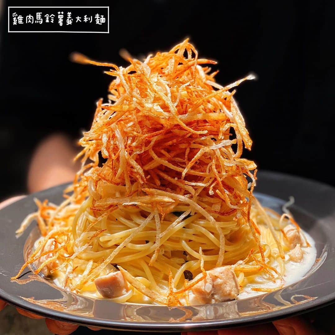 4foodie, for foodieさんのインスタグラム写真 - (4foodie, for foodieInstagram)「📍Taipei, Taiwan 美好年代 / 以下菜色及價位 400次泰奶舒芙蕾 $220 美味程度：🌕🌕🌕🌕🌑 💡補充💡超紅的400次泰奶舒芙蕾🧡搭配顆顆Q彈の珍珠🤤🤤🤤整體蠻甜的，但舒芙蕾鬆餅紮實鬆軟🥞 百香乳酪塔x舒芙蕾 $280 美味程度：🌕🌕🌕🌕🌗 💡補充💡 美好年代自製手工塔皮搭配百香果卡士達、炙燒百香果乳酪，整體酸甜有味！百香果香氣濃郁٩(˃̶͈̀௰˂̶͈́)و舒芙蕾醬不會太甜，搭配塔皮👍🏻一口接一口！ 燒番麥燉飯 $280 美味程度：🌕🌕🌕🌕🌑 💡補充💡搭配一整支烤玉米🌽玉米香味濃郁，燉飯裡有玉米、節瓜、蕃茄與奶油，料多豐富！ 雞肉馬鈴薯義大利麵 $260 美味程度：🌕🌕🌕🌕🌑 💡補充💡上面一坨一絲絲的是炸過的馬鈴薯絲🥔搭配奶油義大利麵與雞肉丁，層次感十足🍝 整體 環境衛生：🌕🌕🌕🌕🌑 服務態度：🌕🌕🌕🌕🌑 再訪意願：🌕🌕🌕🌕🌑 🗺台北市大安區大安路一段52巷23號 🚇捷運忠孝復興站5號出口 ☎️(02)2775-3393 ⏰11:00-22:00 🍽2020.09.07到訪用餐 #4foodie #4foodieintaipei #東區甜點 #東區鬆餅 #台北鬆餅 #bobalife #boba #台北美食 #4foodie忠孝復興站 #美好年代 #珍珠奶茶鬆餅 #東區美食 #taipei #4foodieforfoodie #4foodieintaipei ©版權所有，不得轉載copyrights reserved」9月28日 13時11分 - 4foodie