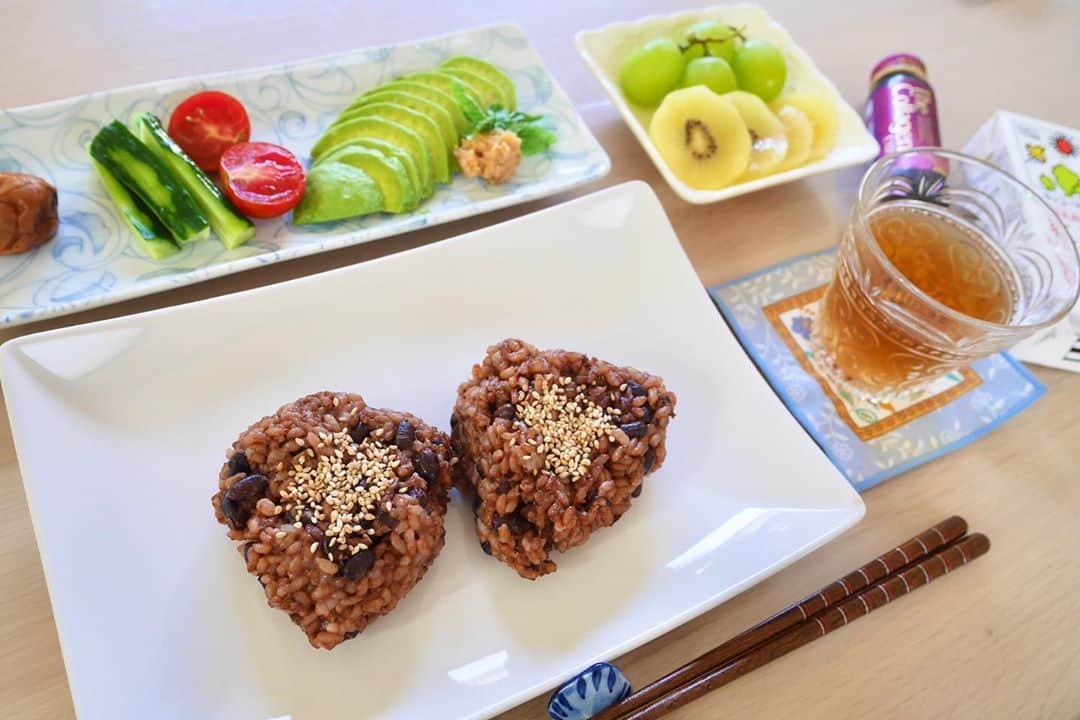 牧村麻美のインスタグラム：「本気で食生活を良いものにしていこう！と思い、1週間前から発酵玄米生活しております＼(^o^)／ あんなに好きだったお砂糖たっぷりの甘い食べ物も一旦我慢しております。（と言っても緩め。蜂蜜とかお料理に使う分は普通に摂るし、豆乳やら調味料に入ってる分は気にしてまへん。元々3食パンでOKな人なので、パンは我慢せず食べたいパンを食べてます。） 今日の朝ご飯は ・発酵玄米の胡麻塩おにぎり ・梅 ・手作りピクルス ・アボカド塩麹漬け ・フルーツ ・ザコラーゲン ・紀文豆乳 おやつは 発酵玄米を使った、蜂蜜きな粉のおはぎ♡ 3日間発酵させた玄米は、甘くてもっちんもっちんで美味しいが過ぎる！ 身体にどんな変化があるか楽しみーーー♡  #朝ご飯はしっかり食べる派 #その為お昼はお腹減らず無理矢理食べてる派 #あんなに甘党だったけど #食べなきゃ食べないで別に問題無かった件 #調子乗って綺麗に準備した日の食卓  #発酵酵素玄米#玄米#玄米生活#寝かせ玄米#玄米ごはん#玄米おにぎり#砂糖断ち#健康ごはん#朝ご飯#朝おにぎり#男の子ママ#兄弟ママ」