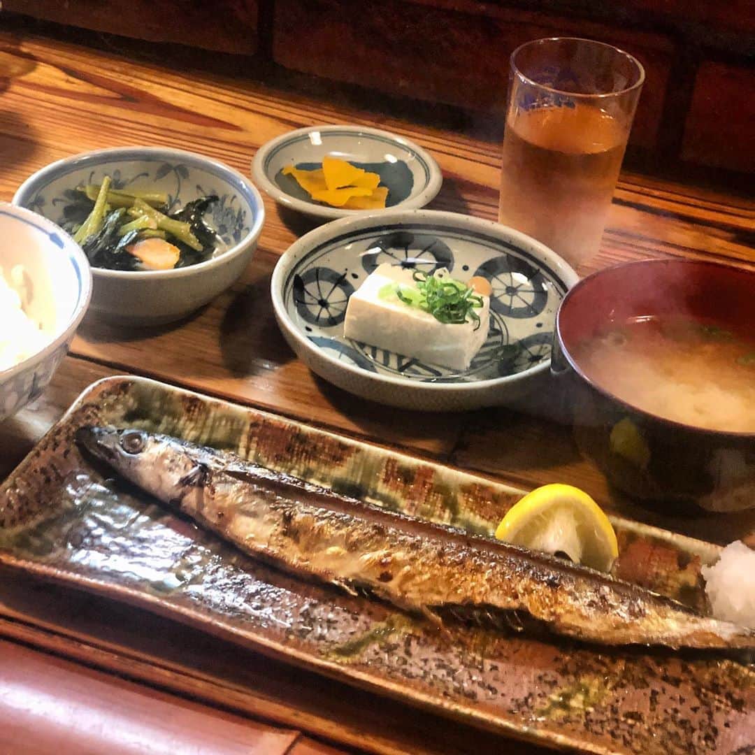 のインスタグラム：「#kindaiuniversity  #healtylunchoptions   There are a lot of restaurants around #kindai , and here’s another #lunchoptions , #maruman 丸万.  If you haven’t had fish in your diet for a while, this is a perfect place for you to get some grilled fish. #japanesefood #teishoku   #近畿大学  #焼き魚定食  #近大 の裏手 #魚を食べよう  #色んな魚を選べる  #昼ごはん の選択肢 #とんかつ なんかもあるよ 場所は丸万で#googlemap検索」
