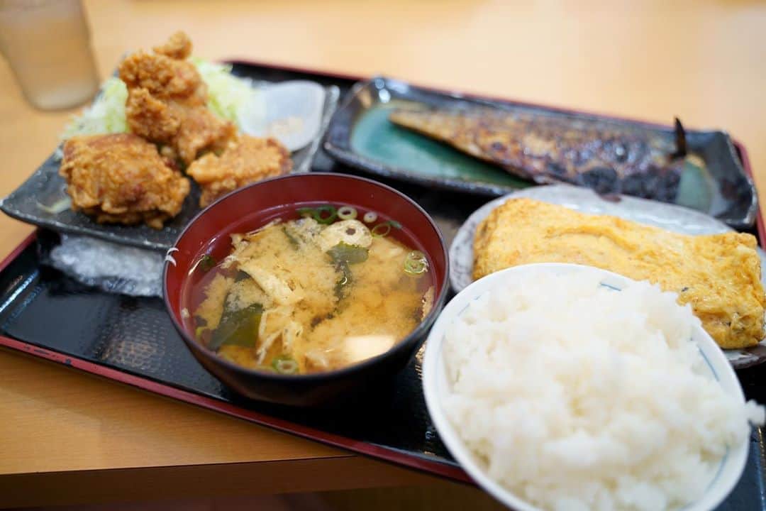 わっきーさんのインスタグラム写真 - (わっきーInstagram)「香川県民に愛されている大衆食堂へ。 ほとんど手作り。 魚は備長炭で焼き、 店内で精米して特大かまどで炊き上げる。 料理も美味しかったし、 お店の方々の愛情が一番良かった。  #おくどさん  #定食 #食堂 #和食 #焼魚 #かまど #備長炭  #卵焼き  #玉子焼き  #唐揚げ #から揚げ #香川グルメ #高松グルメ  #youtube #youtuber #ユーチューブ #わっきーtv #わっきー #食レポ #飯テロ #飯テロ動画」9月28日 13時14分 - makoto_ishiwaki