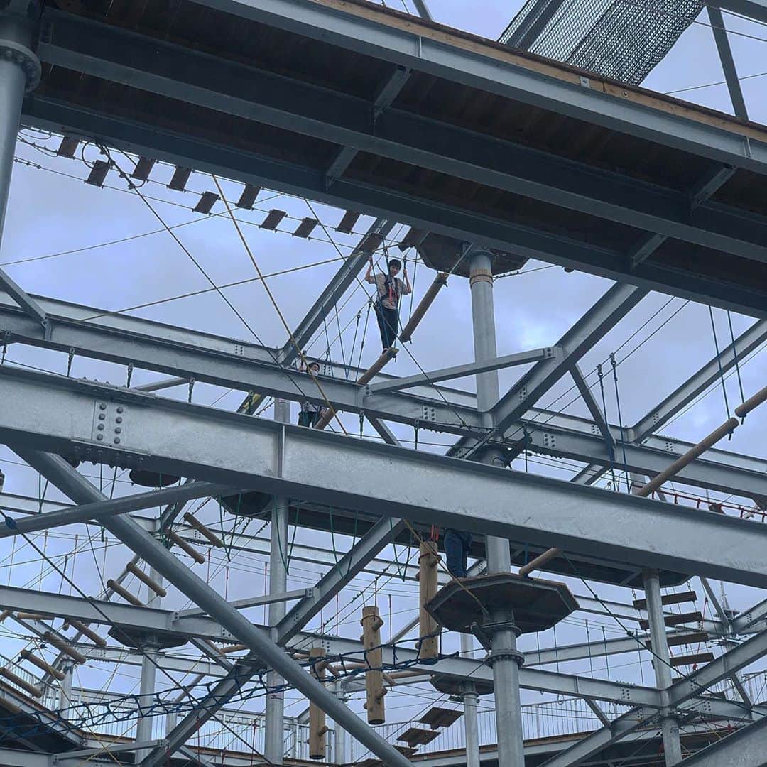 のインスタグラム：「この日のメインはコレ🏗🌁🧗🏻‍♂️ 「ハートスロブ」 最初はかなり時間かかってたけど笑(4枚目動画参照 徐々に慣れていってパパと2人で頂点まで頑張って行けてたし👏 最終的にはミニバンジーみたいなのまで出来てた👏🥺✨✨ とにかくめちゃくちゃ楽しそうでそれがもう何より☺️ せんちゃんもずーーーーーと下で遊べるエリアの砂利で 必死にもくもくと遊んで彼もまた楽しんでました😂👶🏻 小学生にオススメすぎるスポット🙆🏻‍♀️ . . #泉南ロングパーク  #ハートスロブ #関西お出かけ #巨大アスレチック」