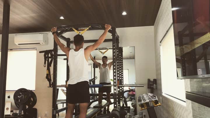鈴木翔登のインスタグラム：「YOKAZE feat.Suzu. Gym training.  今日は一生に一度 Maxに生きる！ 昨日の自分より1ミリでも成長！なにか得る！ 俺はやる！  #変態紳士クラブ #YOKAZE #training #muscle #筋トレ #筋肉 #プロテイン #protein」