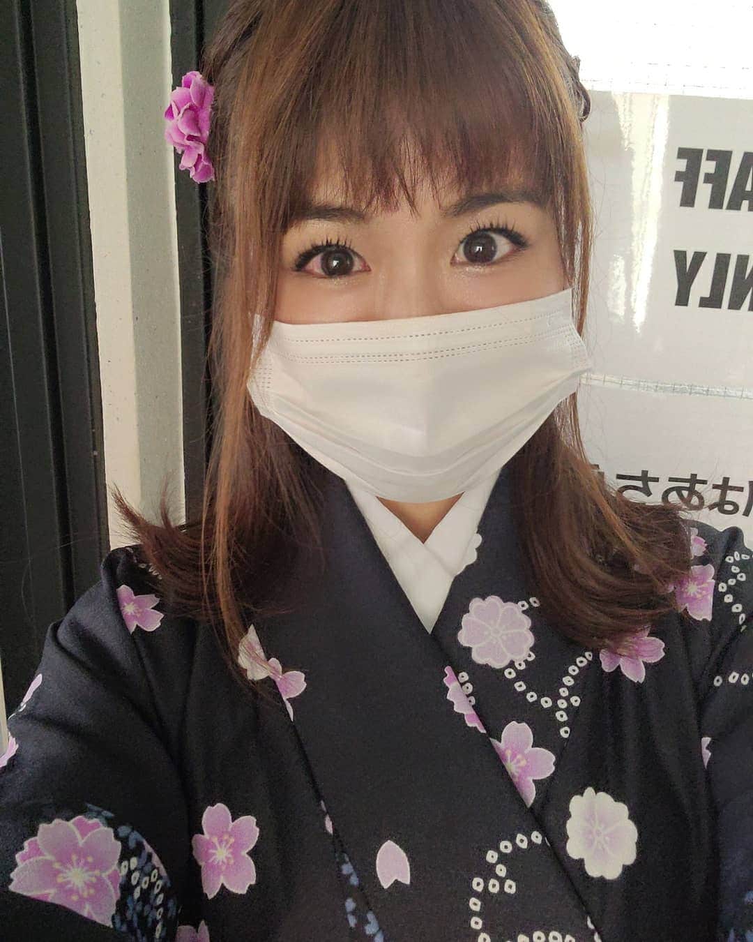 のインスタグラム：「着物を着付けしてもらって、髪の毛もセットしてもらいました﻿ ❤️﻿ 短くしたのでハーフアップです👘﻿ ﻿ ブタクサの花粉が落ち着くまでは目が真っ赤ね😅﻿ ﻿ ﻿ ﻿ ﻿﻿﻿﻿﻿﻿﻿﻿﻿﻿﻿﻿﻿﻿﻿﻿ 17ライブというライブ配信アプリをしています❤️﻿﻿﻿﻿﻿﻿﻿﻿﻿﻿﻿﻿﻿﻿﻿﻿ アプリをダウンロードしていただいて﻿﻿﻿﻿﻿﻿﻿﻿﻿﻿﻿﻿﻿﻿﻿﻿ ようこ❤️🌸❤️🌸﻿﻿﻿﻿﻿﻿﻿﻿﻿﻿﻿﻿﻿﻿﻿﻿ と検索していただくと見れます✨﻿﻿﻿﻿﻿﻿﻿﻿﻿﻿﻿﻿﻿﻿﻿﻿ 19時頃から配信してます。﻿﻿﻿﻿﻿﻿﻿﻿﻿﻿﻿﻿﻿﻿﻿﻿ おうち時間にぜひ🤭﻿﻿﻿﻿﻿﻿﻿﻿﻿﻿﻿﻿﻿﻿﻿﻿ #ライブ配信#配信﻿﻿﻿﻿﻿﻿﻿﻿﻿﻿﻿﻿﻿﻿﻿﻿ #アプリ#17ライブ﻿﻿﻿﻿﻿﻿﻿﻿ ﻿﻿﻿﻿﻿﻿﻿﻿ #グラビア#インスタグラビア﻿﻿﻿﻿﻿﻿﻿﻿#綺麗になりたい﻿﻿﻿﻿﻿ #セクシー#sexy#笑顔#ダイエット﻿﻿﻿﻿﻿﻿﻿﻿﻿﻿﻿﻿﻿﻿﻿﻿ #diet#美容#美容好きな人と繋がりたい﻿﻿﻿﻿﻿﻿﻿﻿﻿﻿﻿﻿﻿ #お尻#尻#hip#インフルエンサー#PR」