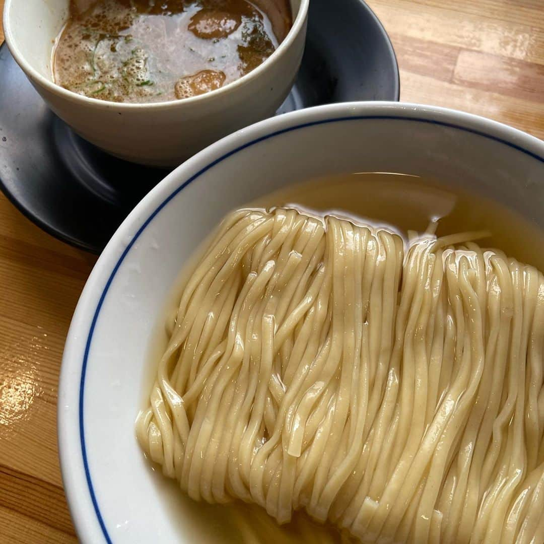 親指ぎゅー太郎さんのインスタグラム写真 - (親指ぎゅー太郎Instagram)「. 整体師のベロベロ日記 ずっとずっと食べたかったやつ！！ サンマ水つけ麺！ 正直、めちゃくちゃ美味かった！！ てかビックリしたなぁ！！ ダブルスープはよくあるけど 麺に纏ったサンマ水とつけ汁が合わさった時の旨さたるや！！ ビールは無料のニラが旨すぎて飲み干したのでハイボール(^^) 最高ですなー！ #整体師のベロベロ日記 #麺や清流 #サンマ水つけ麺  #麺だけでも勿論旨い #まったり濃厚 #このつけ麺には正直ビールより #ハイボールが合う #って信頼するグルメブロガーが言うてた  #ラーメン部 #ラーメン #つけ麺 #麺 #めん #めんで思い出したけど昨日の #半沢直樹の剣道のシーンかっこよかったなぁ #って信頼するグルメブロガーが言うてた」9月28日 13時22分 - oyayubigyuutarou