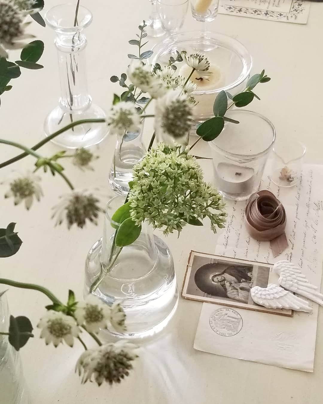 Keikoさんのインスタグラム写真 - (KeikoInstagram)「† 2020 September 28th † ユーカリと アストランティアを買って 帰ろうと思ったら けーこさーん♪♪ と エスカレーターから 明るくかけ降りてきたお友達の笑顔に 心弾む月曜日♡♡ 少し立ち話をしたあと 今からお味噌作り教室に行ってくると また明るく去っていきました♪ ちょっとした会話で 日常はぐんと楽しくなるよね。 ありがとう♡ 先週買ったセダムもまだまだ元気だし。 グリーンがあると気持ちも落ち着くね。 そして しいたけ.さんに 今週は「楽観的なドS」 と言われたので 夫にもビジビシいきたいと思います！ 木曜日にはもう10月になっちゃうから 一日一日大切にしましょうね♪ † #日々を大切に#ユーカリ#アストランティア#セダム#花と暮らす#花のある暮らし#アトリエ#暮らし#しいたけ占い#atelier#interior#antique」9月28日 13時31分 - shell_house1025