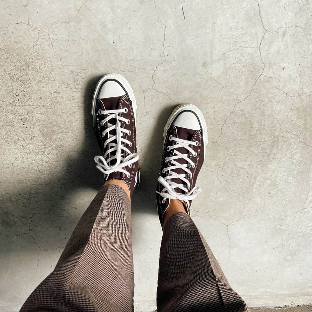 黛英里佳さんのインスタグラム写真 - (黛英里佳Instagram)「﻿ 最近お気に入りのブラウンのコンバース👟﻿ ﻿ 秋ですなぁ〜🍁﻿ ﻿ #秋がやっぱり一番好き#コンバース」9月28日 13時32分 - erikamayuzumi_official