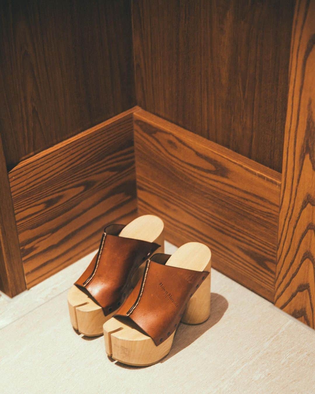 MARISのインスタグラム：「My favorite @maisonmargiela ❤️ スニーカーが多い私だけど背が低いからヒール履く時はとにかく 歩きやすくてヒールの高さが重要なの♡これはパーフェクト♡ #margiela #heels #maisonmargiela #fashion #マルジェラ」