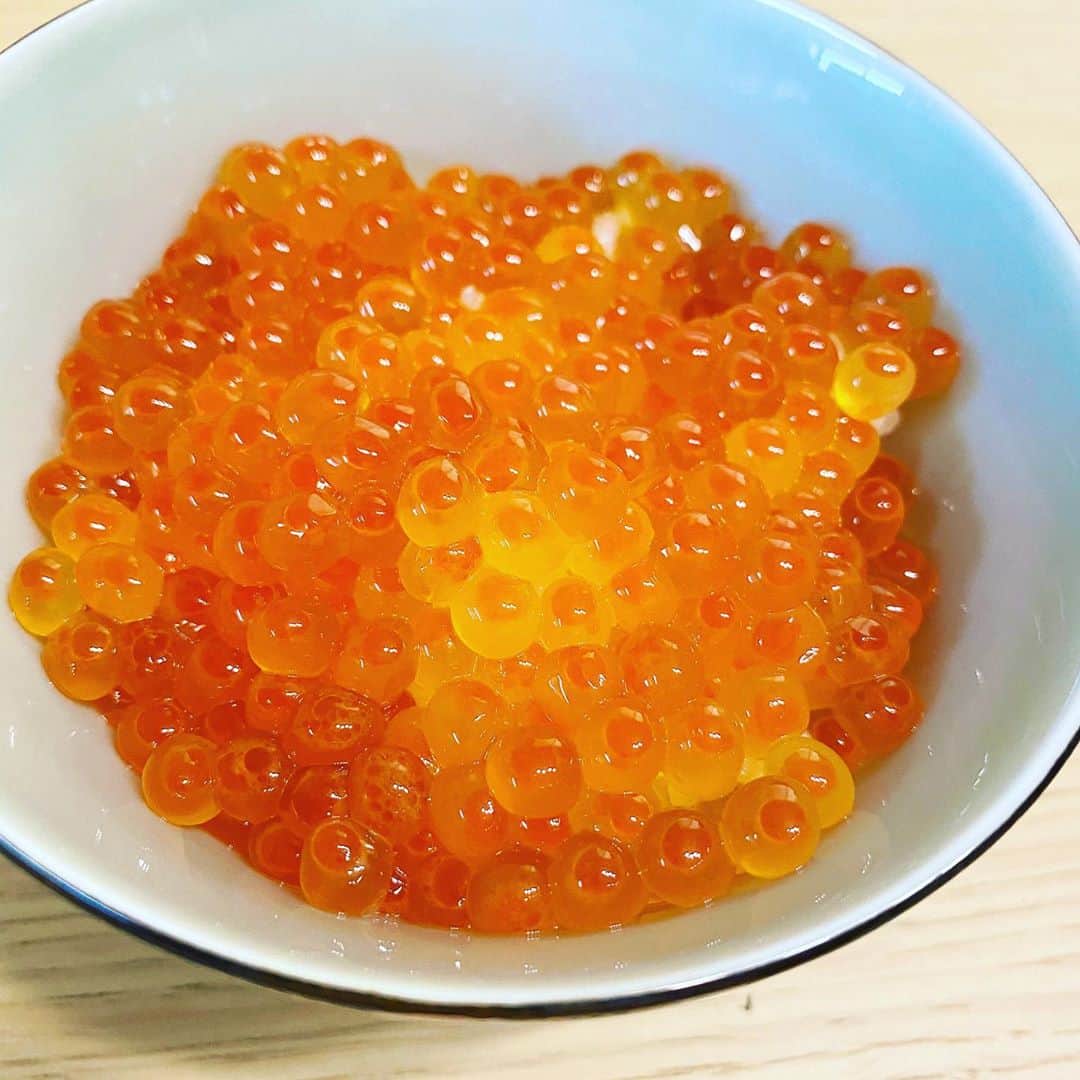 堀江淳のインスタグラム：「初挑戦。イクラの醤油漬け！ ご飯にかけて頂きました😊 秋鮭君ありがとう。  ＃いくら  ＃イクラの醤油漬け  ＃生筋子  ＃秋鮭  ＃メモリーグラス  ＃堀江淳」