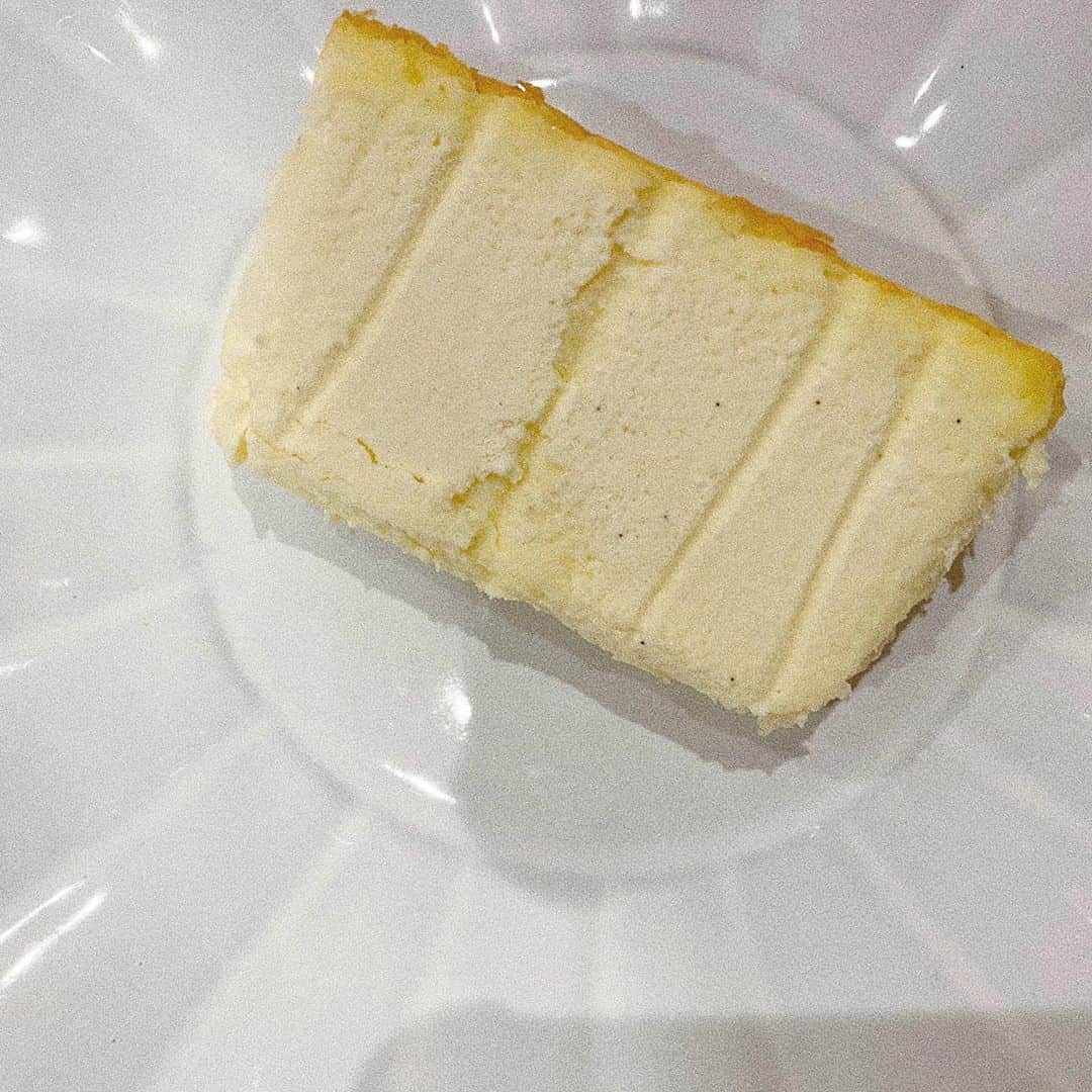 高橋愛さんのインスタグラム写真 - (高橋愛Instagram)「@mr.cheesecake.tokyo 🧀 ㅤㅤㅤㅤㅤㅤㅤㅤㅤㅤㅤㅤㅤ ㅤㅤㅤㅤㅤㅤㅤㅤㅤㅤㅤㅤㅤ ずっと楽しみにしてた Mr.CHEESE CAKEを 解凍しました🤍 ㅤㅤㅤㅤㅤㅤㅤㅤㅤㅤㅤㅤㅤ めちゃめちゃ 美味しかった😭 ㅤㅤㅤㅤㅤㅤㅤㅤㅤㅤㅤㅤㅤ ㅤㅤㅤㅤㅤㅤㅤㅤㅤㅤㅤㅤㅤ @cohina.official の皆さん ありがとうございます🥺 ㅤㅤㅤㅤㅤㅤㅤㅤㅤㅤㅤㅤㅤ とっても美味しかったです😋🙏🏻」9月28日 13時41分 - i_am_takahashi