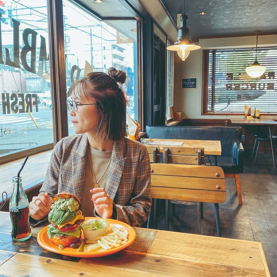 井村亜里香さんのインスタグラム写真 - (井村亜里香Instagram)「ボリューミーなハンバーガーを食べた日🍴 @rambleburger 🍔店内も可愛かったな〜♡ 青森に色々オシャレなカフェが増えて欲しい🥺 ・ #hamburger#rambleburger#aomori #aomorilunch#cafe#aomoricafe #ハンバーガー#ハンバーガー巡り #青森ランチ#青森カフェ#東北カフェ部  #ランチ#青森#カフェ巡り#東北グルメ #ランブルバーガー#チェックジャケット」9月28日 13時48分 - arika_imura