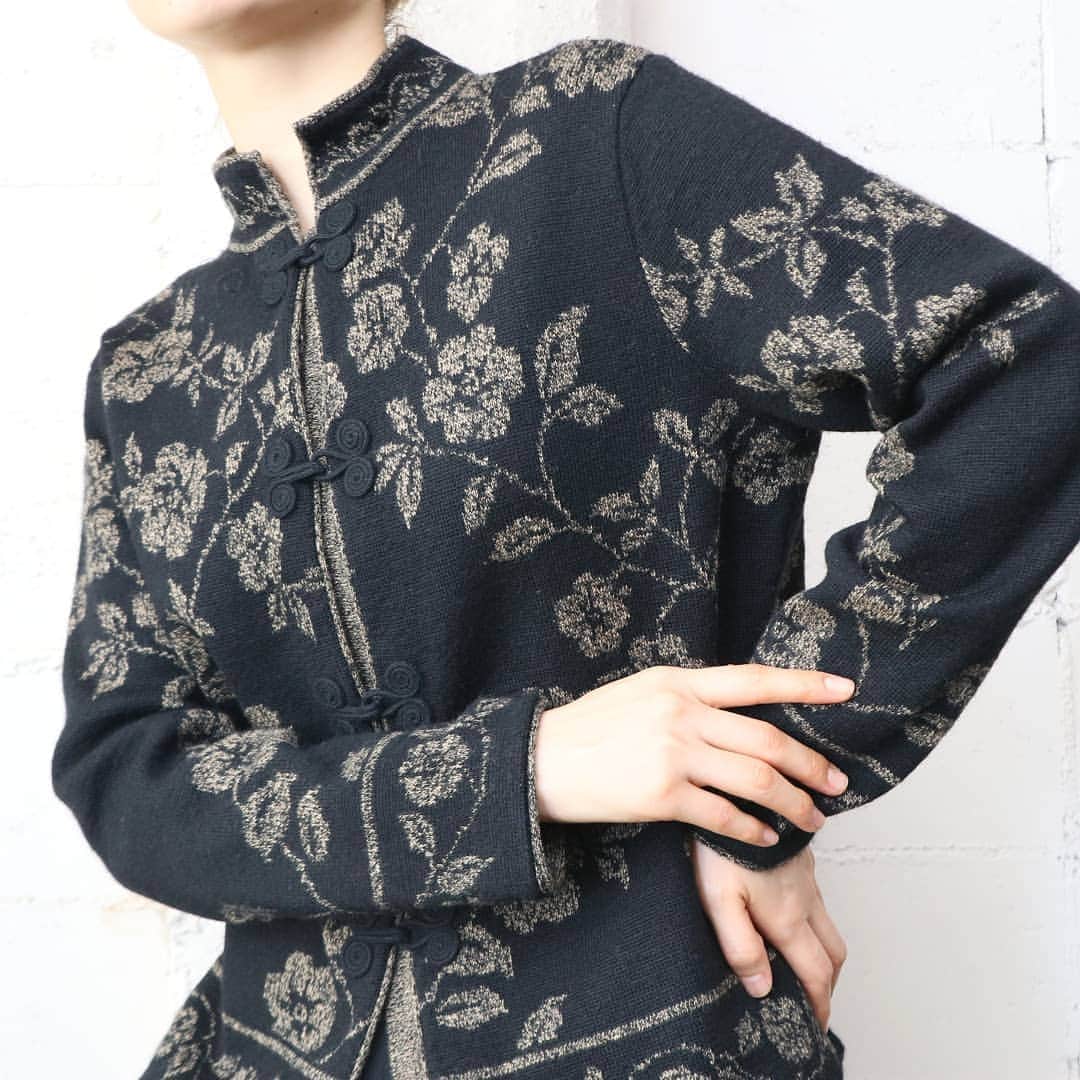 吉祥寺 古着屋 Orfeoのインスタグラム：「. Flower Pattern China Cardigan  #orfeo #kichijoji #tokyo #vintage #used #fashion #coordinate #outfit  お問い合わせはインスタグラムのプロフィール掲載のメールアドレスにお願いいたします。コメント、DMでのお問い合わせは受け付けておりませんのでご了承ください。 ONLINE SHOPの商品も店頭にてご購入頂けます。気になる商品がございましたらスタッフにお声掛けください。  新型コロナウィルス感染拡大防止策を徹底した上で営業をしております。マスクの着用、入店時にアルコールでの消毒をお願いいたします。」