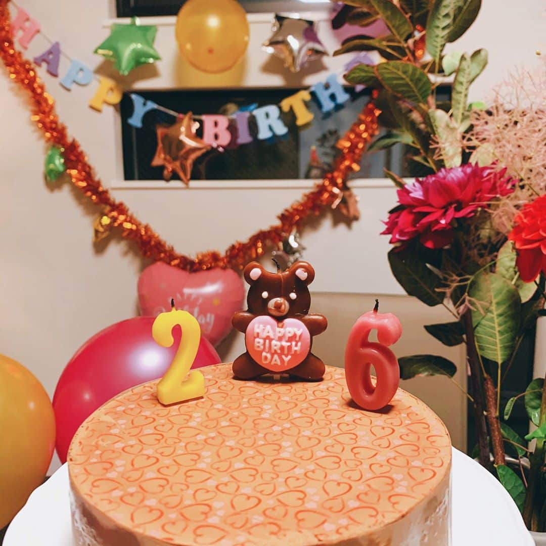 渡辺亜紗美さんのインスタグラム写真 - (渡辺亜紗美Instagram)「﻿ たくさんお祝いの言葉を﻿ ありがとうございます。🙇🏻‍♀️🎉﻿ ﻿ ﻿ ﻿ お誕生日は、赤ちゃんのためにも﻿ 低糖質ケーキをオーダーして﻿ お祝いしてくれました👶🏻🍰﻿ ﻿ 赤ちゃんが産まれる前、最後の誕生日。﻿ 来年は3人でお祝いだね〜って﻿ 色んなことを話しました！﻿ 楽しみな一年です🥺﻿ しっかりしないとな〜〜〜〜﻿ ﻿ ちなみに誕生日一日中﻿ 服にタグ付けたまま生活してました﻿ ﻿ ﻿ ふぅ。やらかした。﻿しっかりしないとな〜〜〜〜　笑 ﻿ ﻿ #くまさん顔溶けて少し怖い﻿ #😨﻿ ﻿」9月28日 13時53分 - asami_w_927