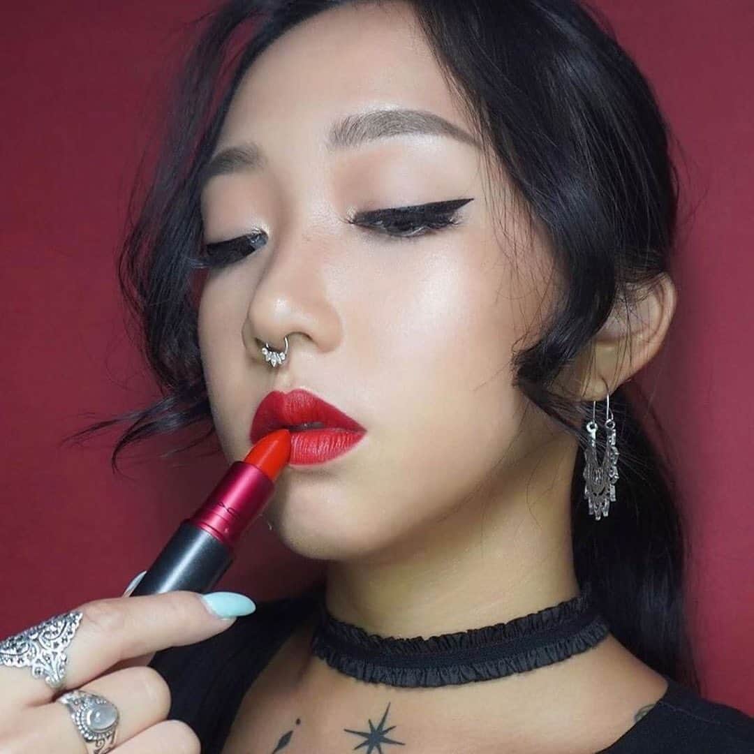 M·A·C Cosmetics Hong Kongさんのインスタグラム写真 - (M·A·C Cosmetics Hong KongInstagram)「M·A·C誠邀你一齊以行動傳達愛！♥️ VIVA GLAM 於1994年創立，致力為所有受到HIV/AIDS煎熬人士嘅生命帶嚟不同。由第一支 VIVA GLAM 開始，每售出一支 VG唇膏，當中100%零售價即HK$160都會全數捐贈到慈善機構作慈善用途。 VIVA GLAM 邁進到第26週年，等我哋一同以自身力量，繼續宣揚VIVA GLAM精神，從終結愛滋到接納每個人嘅獨特性！  Product mentioned:  VIVA GLAM 26 Lipstick in Bright orangey red (Matte) VIVA GLAM2 26唇膏 橘紅色調 (啞光) - HK$160 #VIVAGLAM #MAC傳達愛 #MACCARES #MACHONGKONG Regram from @mua_saisai @yumiiiii.mac   You are cordially invited to this meaningful ACTION♥️  Starting from 1994, VIVA GLAM has been endeavoured to change the lives of those living with or affected by from HIV/AIDS. 💄Since then, 100% of the selling price of VIVA GLAM Lipstick is donated to the M∙A∙C VIVA GLAM Fund, supporting healthy futures and equal rights for all. Over the 26 years, MM·A·CA∙C VIVA GLAM has raised over $500 Million USD globally – and counting!  It’s time to pay it forward!」9月28日 13時59分 - maccosmeticshk
