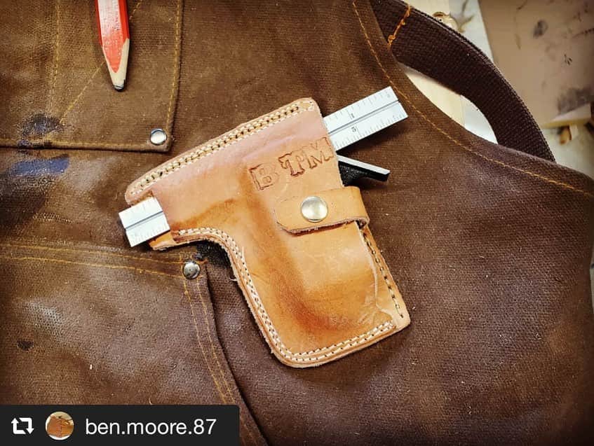SUIZAN JAPANさんのインスタグラム写真 - (SUIZAN JAPANInstagram)「Stylish upgrades!!😎﻿ ﻿ #repost📸 @ben.moore.87﻿ Shop apron upgades. ﻿ EcoZen Lifestyle shop apron.﻿ Handmade leather holsters for my @starrett_tools 6" combination square and @narextools.cz marking knife. ﻿ Thanks to @jkatzmoses for the inspiration and instruction. First foray into leather working. I've never had any interest until I saw Jonathan Katz-Moses's holsters.  I started looking for a how to video on molding leather and stumbled upon HIS video! I'm already a subscriber of his channel but never knew he did a video on his holsters. Check out his channel for tips tricks and builds on everything woodworking then head over to his store and pick up the best dovetail guide or stop block on the market! ✌🏼﻿ .﻿ .﻿ .﻿ .﻿ .﻿ .﻿ .﻿ .﻿ #woodworking #leatherworking #finewoodworking #handmade #handcrafted #dovetail #dovetails﻿ ﻿ #suizan #suizanjapan #japanesesaw #japanesesaws #japanesetool #japanesetools #craftsman #craftsmanship #handsaw #pullsaw #ryoba #dozuki #flushcut #woodwork #woodworker #woodworkers #woodworkingtools #diy #diyideas #japanesestyle #japanlife」9月28日 14時09分 - suizan_japan
