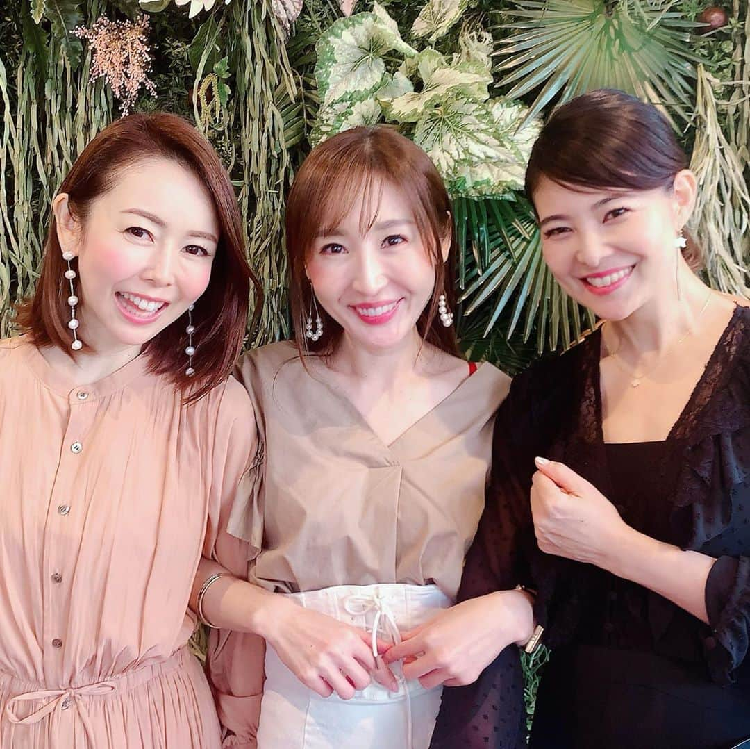 吉田玲奈さんのインスタグラム写真 - (吉田玲奈Instagram)「きのこ鍋の シャングリラズシークレット🍄reception🍴へ、のぶちゃんと行ってきました✨ 表参道店 9月30日オープン㊗️です✨  ランチメニュー❣を頂きました😋 マッシュルームサラダか12品目のサラダを選び、メインに、痺れる辛さの豚バラ麻辣フォー🍜 のぶちゃんは、シャングリラTKG〜たっぷりトリュフかけ〜🍚✨  デザートは、フルーツ豆花、黒ゴマ豆花、薬膳豆花から選び、私はフルーツ豆花に🥭のぶちゃんは、黒ごま花豆✿ とーっても素敵な空間でめっちゃ美味しかったです✨またオープンしたら食べに行かせてもらいますね〜🍴 亜紀ちゃん❣ どうもありがとう✨ @ak.0328  のぶちゃんまたね〜💕 #お腹いっぱい #きのこ鍋 #シャングリラズシークレット  #表参道店 #まもなくオープン #レセプション #麻辣フォー  #トリュフかけご飯 #女子会  #お洒落な空間 #美味しかったよ #ご馳走さまでした」9月28日 14時07分 - reina.yoshida.ciel.1218