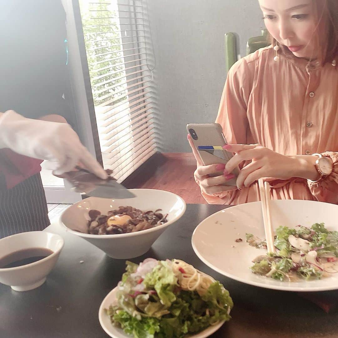 吉田玲奈さんのインスタグラム写真 - (吉田玲奈Instagram)「きのこ鍋の シャングリラズシークレット🍄reception🍴へ、のぶちゃんと行ってきました✨ 表参道店 9月30日オープン㊗️です✨  ランチメニュー❣を頂きました😋 マッシュルームサラダか12品目のサラダを選び、メインに、痺れる辛さの豚バラ麻辣フォー🍜 のぶちゃんは、シャングリラTKG〜たっぷりトリュフかけ〜🍚✨  デザートは、フルーツ豆花、黒ゴマ豆花、薬膳豆花から選び、私はフルーツ豆花に🥭のぶちゃんは、黒ごま花豆✿ とーっても素敵な空間でめっちゃ美味しかったです✨またオープンしたら食べに行かせてもらいますね〜🍴 亜紀ちゃん❣ どうもありがとう✨ @ak.0328  のぶちゃんまたね〜💕 #お腹いっぱい #きのこ鍋 #シャングリラズシークレット  #表参道店 #まもなくオープン #レセプション #麻辣フォー  #トリュフかけご飯 #女子会  #お洒落な空間 #美味しかったよ #ご馳走さまでした」9月28日 14時07分 - reina.yoshida.ciel.1218