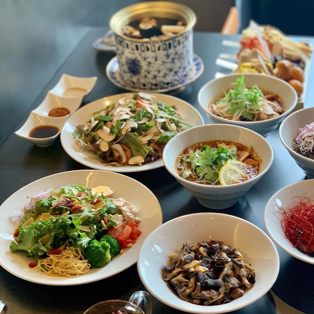 吉田玲奈さんのインスタグラム写真 - (吉田玲奈Instagram)「きのこ鍋の シャングリラズシークレット🍄reception🍴へ、のぶちゃんと行ってきました✨ 表参道店 9月30日オープン㊗️です✨  ランチメニュー❣を頂きました😋 マッシュルームサラダか12品目のサラダを選び、メインに、痺れる辛さの豚バラ麻辣フォー🍜 のぶちゃんは、シャングリラTKG〜たっぷりトリュフかけ〜🍚✨  デザートは、フルーツ豆花、黒ゴマ豆花、薬膳豆花から選び、私はフルーツ豆花に🥭のぶちゃんは、黒ごま花豆✿ とーっても素敵な空間でめっちゃ美味しかったです✨またオープンしたら食べに行かせてもらいますね〜🍴 亜紀ちゃん❣ どうもありがとう✨ @ak.0328  のぶちゃんまたね〜💕 #お腹いっぱい #きのこ鍋 #シャングリラズシークレット  #表参道店 #まもなくオープン #レセプション #麻辣フォー  #トリュフかけご飯 #女子会  #お洒落な空間 #美味しかったよ #ご馳走さまでした」9月28日 14時07分 - reina.yoshida.ciel.1218