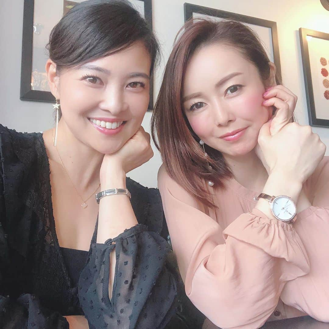 吉田玲奈さんのインスタグラム写真 - (吉田玲奈Instagram)「きのこ鍋の シャングリラズシークレット🍄reception🍴へ、のぶちゃんと行ってきました✨ 表参道店 9月30日オープン㊗️です✨  ランチメニュー❣を頂きました😋 マッシュルームサラダか12品目のサラダを選び、メインに、痺れる辛さの豚バラ麻辣フォー🍜 のぶちゃんは、シャングリラTKG〜たっぷりトリュフかけ〜🍚✨  デザートは、フルーツ豆花、黒ゴマ豆花、薬膳豆花から選び、私はフルーツ豆花に🥭のぶちゃんは、黒ごま花豆✿ とーっても素敵な空間でめっちゃ美味しかったです✨またオープンしたら食べに行かせてもらいますね〜🍴 亜紀ちゃん❣ どうもありがとう✨ @ak.0328  のぶちゃんまたね〜💕 #お腹いっぱい #きのこ鍋 #シャングリラズシークレット  #表参道店 #まもなくオープン #レセプション #麻辣フォー  #トリュフかけご飯 #女子会  #お洒落な空間 #美味しかったよ #ご馳走さまでした」9月28日 14時07分 - reina.yoshida.ciel.1218