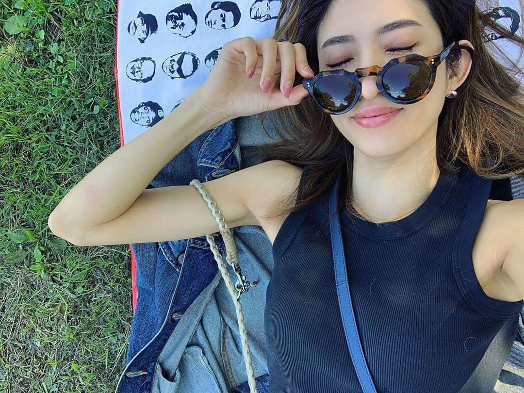 柳めぐみのインスタグラム：「. . 今日は久しぶりに気持ちのいい秋晴れで公園でチョロとリフレッシュできました🐶🍀 コーヒーと梨🍐持って1人ピクニック。 でもまだまだ蚊に刺されまくり🙄 . #秋晴れ #晴天 #気持ちいい #公園 #公園からの配信 #愛犬 #ピクニック #緑の香り大好き #癒し #リラックス」
