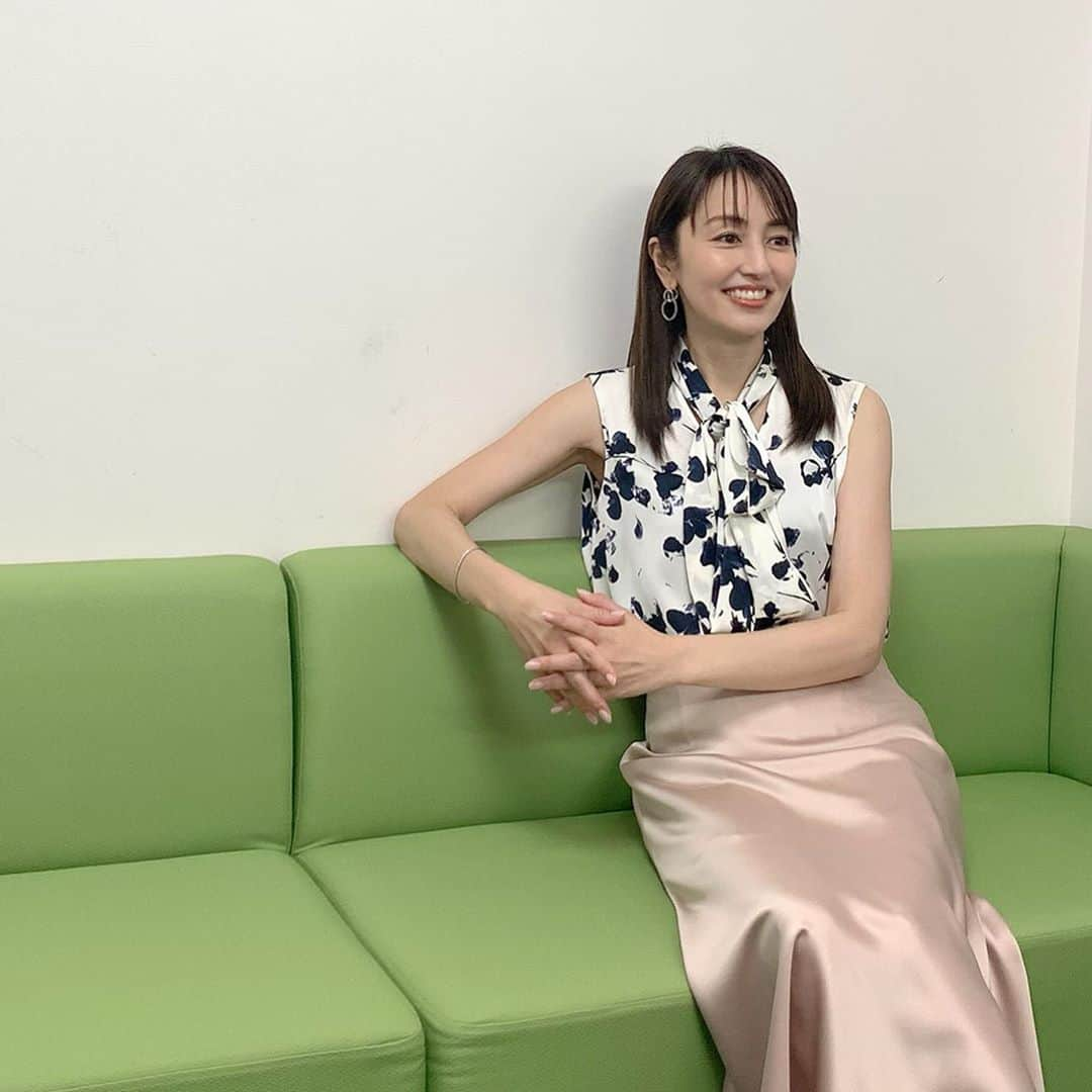 矢田亜希子さんのインスタグラム写真 - (矢田亜希子Instagram)「【オンエア】 2020年9月29日(火)19：56〜22：54 日本テレビ『ものまねグランプリ　秋のガチランキングスペシャル』 #ものまねグランプリ秋のガチランキングスペシャル 衣装は @strasburgo_womens_official  ヘアメイクは @kanbe61  スタイリング @nattunki」9月28日 14時14分 - akiko_yada