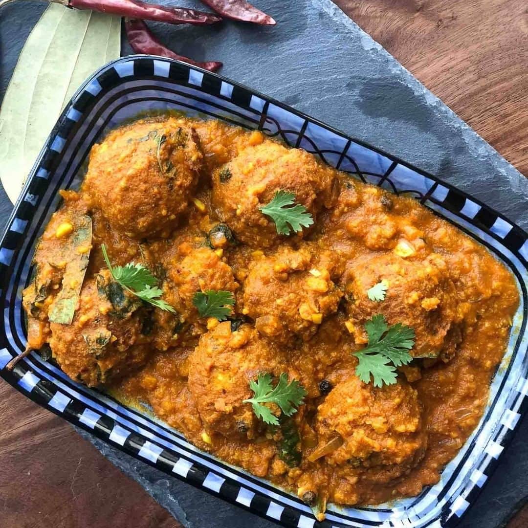 Archana's Kitchenさんのインスタグラム写真 - (Archana's KitchenInstagram)「Masala Vada Curry Recipe also known as the Chana Dal Vada curry is a delicious South Indian curry made from masala vada cooked in a tomato onion gravy. This curry can be served with dosa for breakfast or along with phulkas for dinner. Do try this recipe and tell us how you enjoyed it! Get the recipe from the smart.bio link in my profile @archanaskitchen . . . . . . #recipes #easyrecipes #breakfast #Indianbreakfast #archanaskitchen #healthyeating #highprotein #breakfastclub #dosa #dosarecipes #dosabatter #ragi #ragidosa #mysoremasaladosa #homemadefood #eatfit #cooking #food #healthyrecipes #foodphotography #recipeoftheday #comfortfood #deliciousfood #delicious #instayum #food」9月28日 14時22分 - archanaskitchen