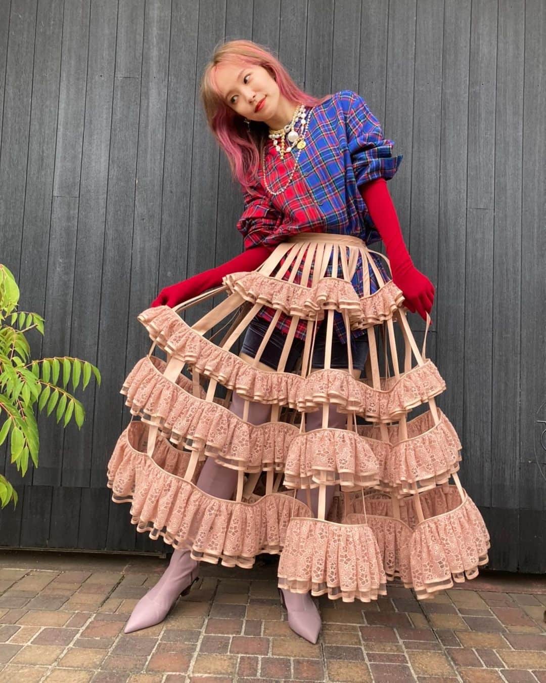 のインスタグラム：「NYLONさん　@nylonjapan 大大大大大大特集していただいていますっ📸写真もお洋服も全部好き🦁💕 10/14発売の「炎」「LEO-NiNE」に加えてこれまでのお話をたくさんの写真と共にお届けしていただいています☻ みてね☻ #ROYのアクセやお洋服も先取りです」