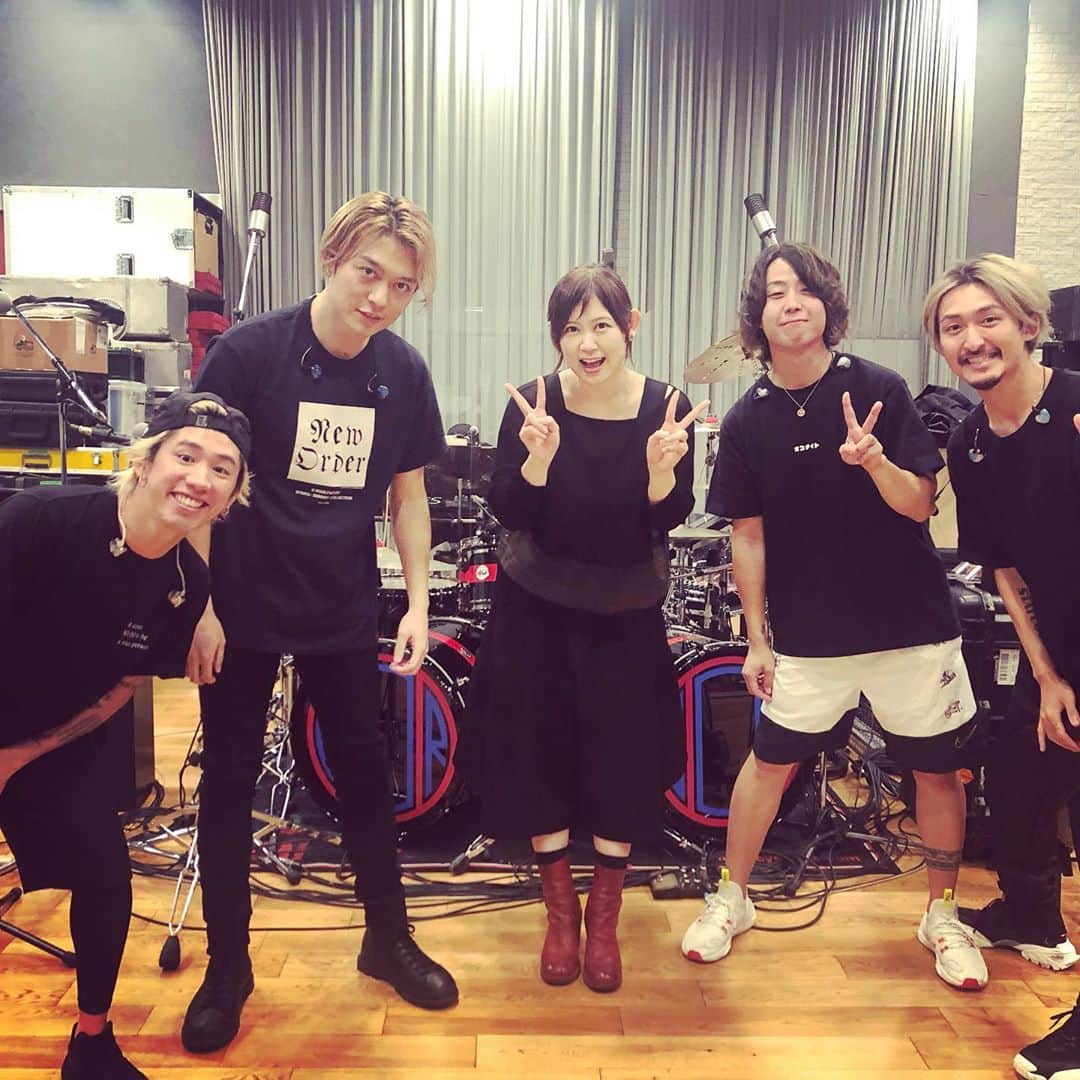 Taka さんのインスタグラム写真 - (Taka Instagram)「本当にきてくれたー！😝 ありがとう絢香ちゃん！ @ayaka_official_jp @oneokrockofficial」9月28日 14時28分 - 10969taka