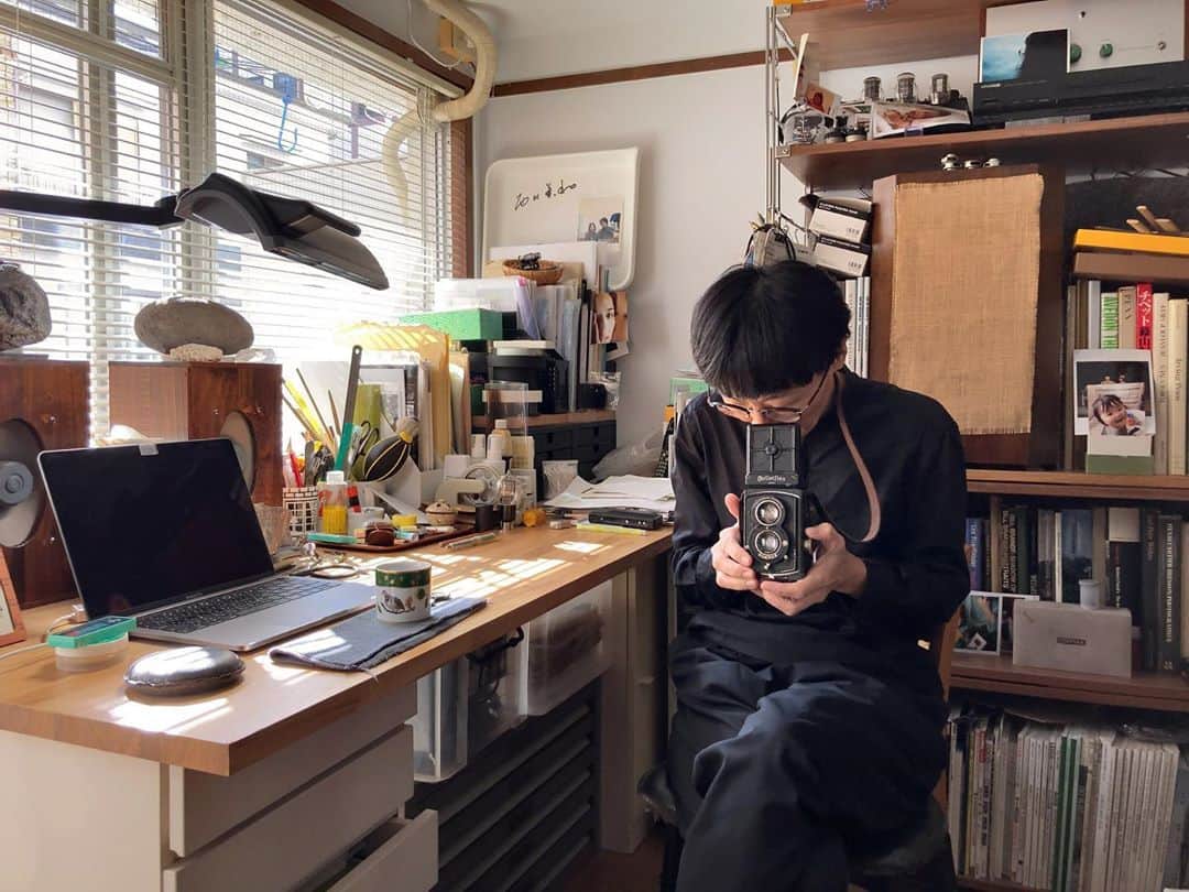 外山輝信のインスタグラム：「GRAIN HOUSE @nobuyasuteraya にて。いつ来てもフォトジェニックなラボ。いや、ラボはどこもフォトジェニックか。プロじゃなくても、フィルムの現像やプリントに対応してくれます。フィルムで撮影する人、家に銀塩カメラがある人はぜひ試してみてもらいたい。待ち時間においしいコーヒー淹れてくれます。 古〜いローライフレックスがあった。戦前のものらしい。のぞかせてもらったが、フォーカスがよくわからなかった。 ※グレインハウスでググると出てきます。恵比寿駅の近くです。」