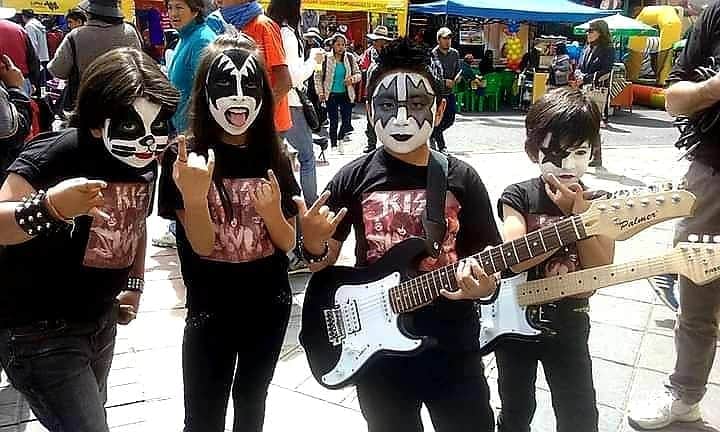 KISSさんのインスタグラム写真 - (KISSInstagram)「These #KISSKids really rock! They perform a live tribute to #KISS. So cool! Thanks to Jenny Loroña for sharing the photo.」9月28日 14時30分 - kissonline