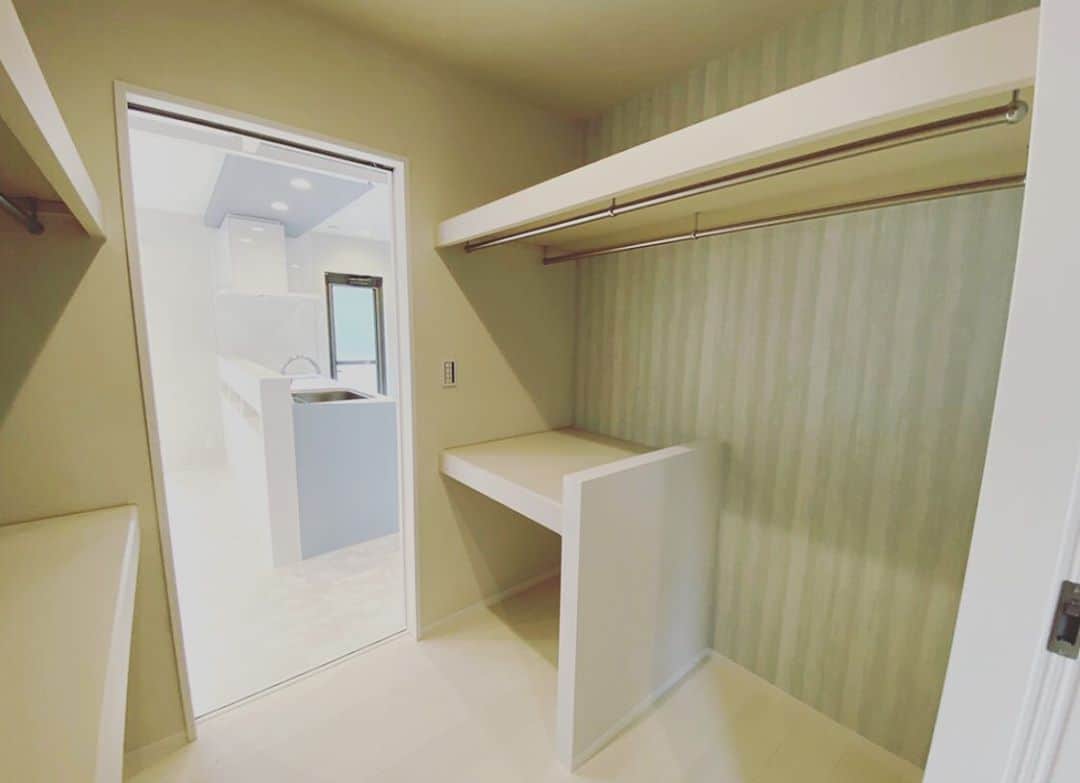 ONLY ONE HOUSE 株式会社 新谷組のインスタグラム：「𖠚ꙶ   　時間に、心に、ゆとりを生む 『共働き家族に快適な暮らしのかたち』  間取りを工夫して少しでも手間の省ける 便利な動線づくり📖✨  家に帰るとついリビングに直行して、 ソファに上着を脱ぎ散らかしたり、 物を置きっぱなしにしたり…。 自然に効率よく家事シェアするには 動線が大切です！！  自然に片付いてリビングが散らからず 「心のゆとりが明日のきれいに」  🍁 coming soon 🍂 只今高浜町と敦賀市にもモデルハウスを建設中です。 着々と完成に向けて工事が進んでおります🧏🏻‍♀️⭐︎ HPやInstagramに内覧会情報や施工事例、豆知識 など随時UPしておりますので是非ご確認下さい！ . . ⚀ 本社TEL  0770-78-1255 ⚁ 事務所TEL  0770-59-2552 ⚂ E-Mail  shintanigumi@outlook.jp ⚃ 新谷組HP  http://www.shintanigumi.jg .  #新谷組#おおい町#舞鶴市#高浜町#小浜市#敦賀市#若狭町#美浜町#新築#一戸建て#外構工事#改修工事#シンプルライフ#マイホーム#マイホーム計画#注文住宅#デザイン住宅#自由設計#工務店#金属サイディング#無垢材#家事楽動線#こだわりポイント#後悔しない家づくり#失敗しない家づくり#家づくりアイデア#生活動線にあるスポンサーをさがせ 洗濯動線」