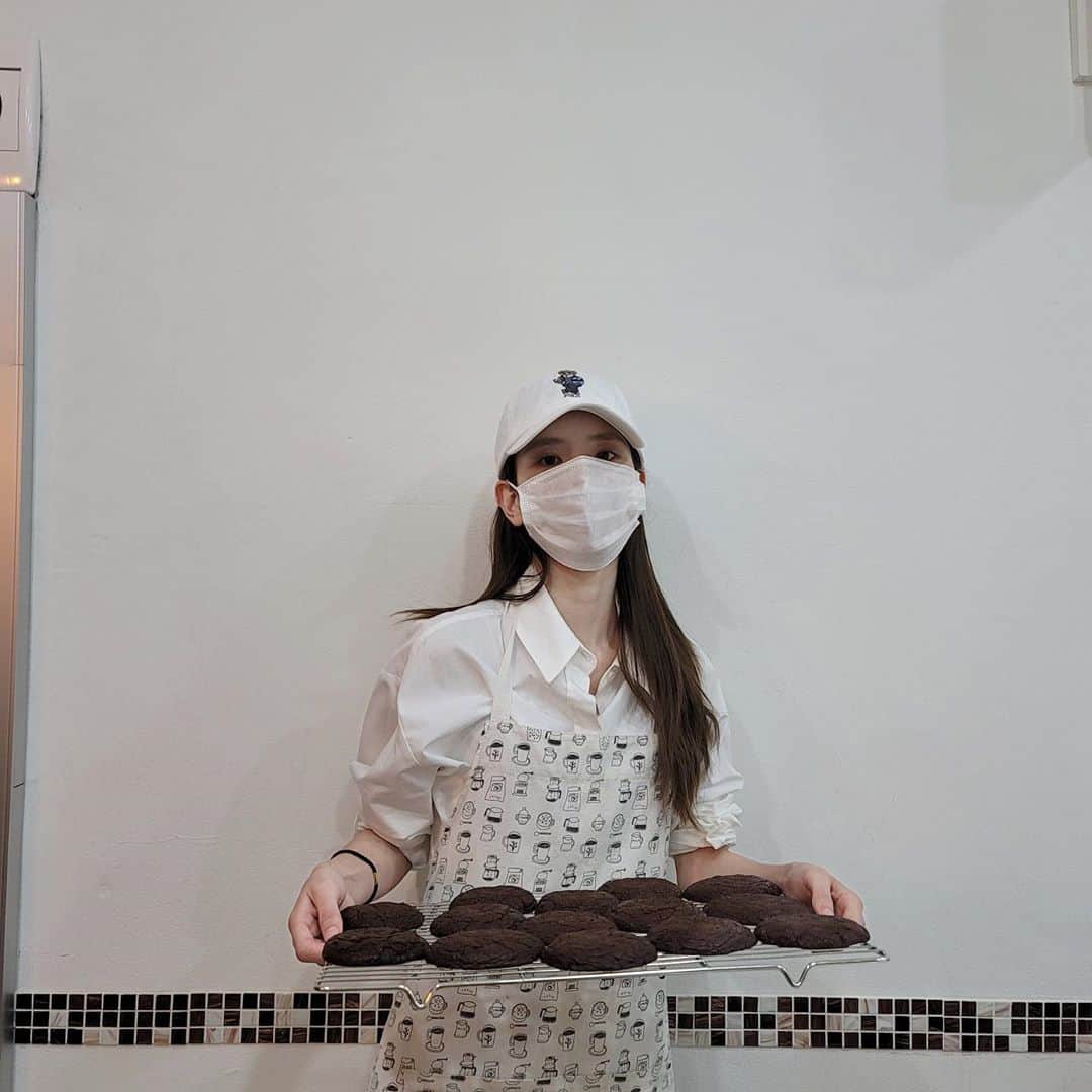 ソラさんのインスタグラム写真 - (ソラInstagram)「얼굴만한 초코칩 브라우니🤎 첫베이킹🖤」9月28日 14時34分 - seola_s