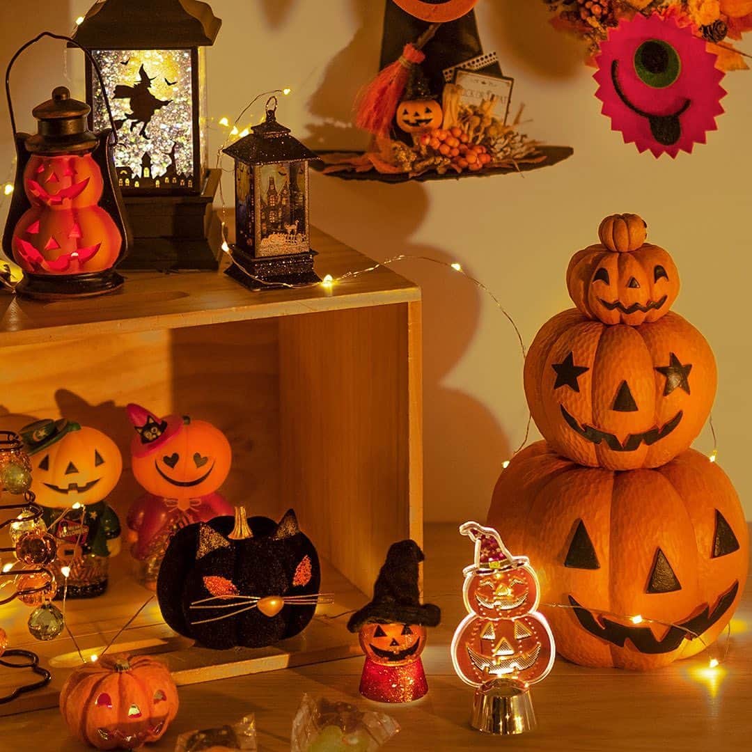 のインスタグラム：「今年はおうちでハロウィンパーティー🎃👻🎃 ハロウィンコーナーを作って家族で撮影会！  詳しくはプロフィールよりブランドサイトのショップニュースをご覧ください @onesterrace  #ハロウィン #halloween #おうちハロウィン #ハロウィンパーティー #ハロウィン飾り #お家ハロウィン #インテリア #家族写真 #家族ごはん #壁面 #折り紙 #おうち時間 #おうち時間を楽しもう #おうちカフェ #ギフト #雑貨 #onesterrace #ワンズテラス」