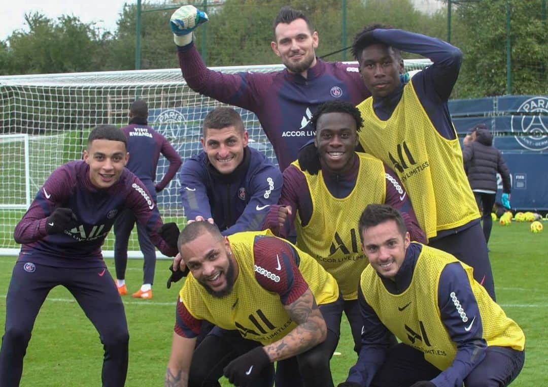 パブロ・サラビアのインスタグラム：「Bonne semaine á tous!! 😄💪#paris #psg #icicestparis #ps19」