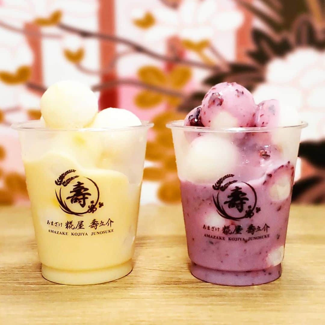 のインスタグラム：「あまあま甘酒！ 【あまざけ 糀屋 壽之助】 ⚪あま玉氷（マンゴー・ブルーベリー） 💚あまざけ（抹茶・いちご）  ◻壽之助の濃縮あまざけ  飲む点滴とも言われる甘酒 そんな甘酒を、フレーバーや氷で楽しめる『糀屋 壽之助』が今年7月 浅草の“花やしき通り”にオープン  砂糖・添加物・防腐剤など一切使わずに、米と米糀のみを独自製法で仕上げたアルコールが一切入っていない身体に優しい甘酒を濃縮やプレーン、各種フレーバーで味わえます  甘酒をまん丸に凍らせてフレーバーソースをかけた「あま玉氷」もおすすめにゃー😸  詳しくはハイライト｢散歩の達人｣のリンクを . . 🚶東京都台東区浅草2-28-5 地下鉄浅草駅から徒歩約10分 つくばエクスプレス浅草駅から徒歩約7分 営業日、営業時間はお店のSNSを @kojiya_junosuke   #黒猫食べ過ぎ #甘酒 #あまざけ #糀屋壽之助 #抹茶 #matcha #amazake #散歩の達人」